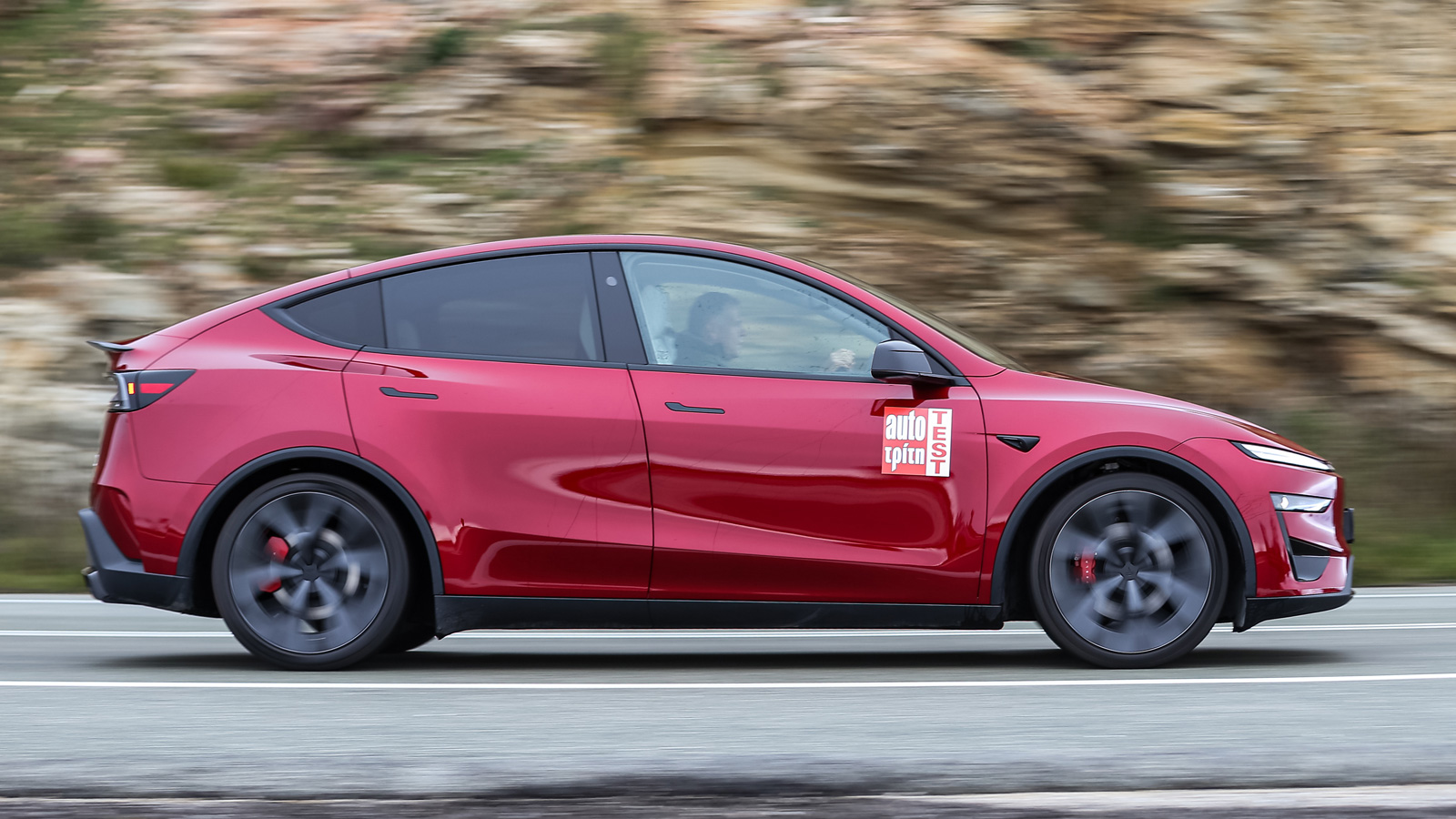 Το 2+ τόνων βάρους Model Y Performance των 627 ίππων εκτοξεύεται από στάση στα 100 χλμ./ώρα σε 4,1 δλ, σύμφωνα με τις μετρήσεις μας, ενώ και οι ενδιάμεσες επιταχύνσεις σε κολλάνε στο κάθισμα. Η ηλεκτρ