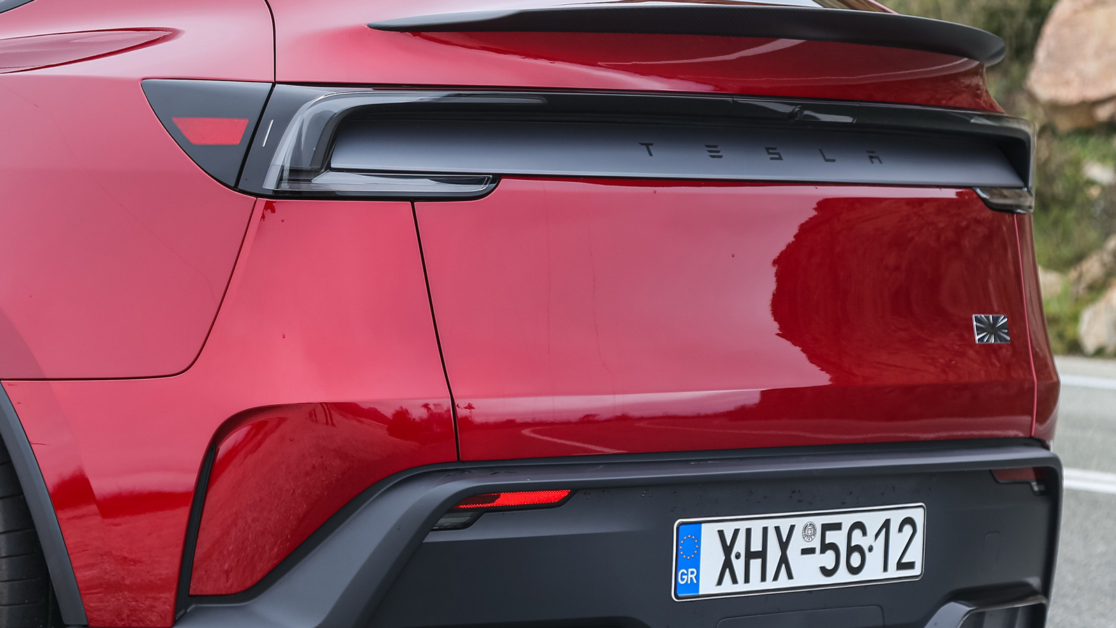 Η Tesla έχει εστιάσει σε στοχευμένες αλλαγές που διαφοροποιούν την κορυφαία έκδοση από τις υπόλοιπες της γκάμας, χωρίς να αλλοιώνουν τη συνολική σχεδιαστική ταυτότητα του μοντέλου.