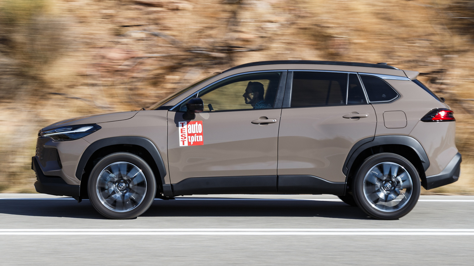 Σύμφωνα με τις μετρήσεις μας η ανανεωμένη Toyota Corolla Cross των 140 ίππων στην ουσία πραγματοποιεί όσα υπόσχεται η ιαπωνική φίρμα με μια μέση κατανάλωση στη διάρκεια της δοκιμής γύρω στα 5 λτ./100 