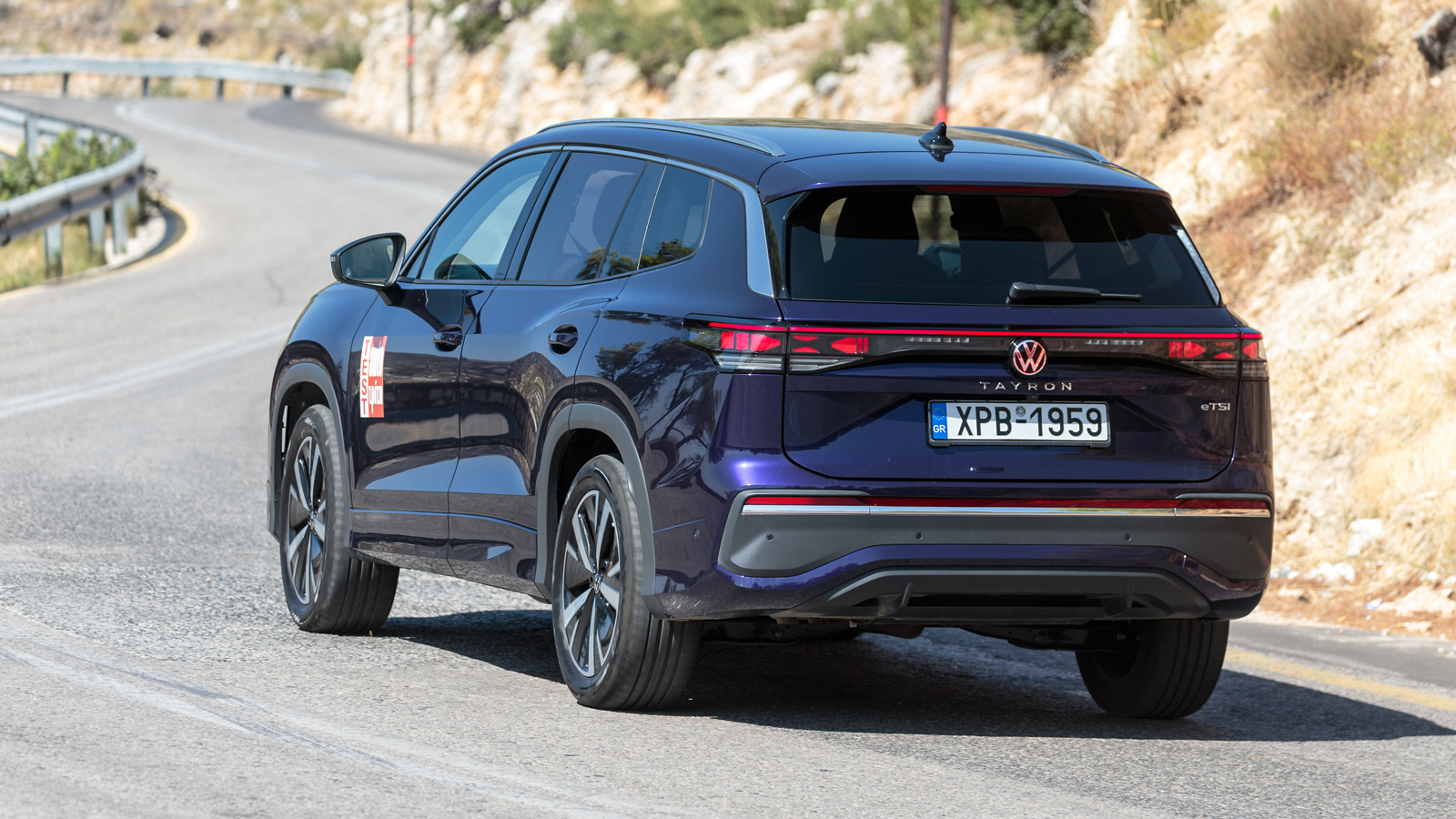 Το VW Tayron συνδυάζει μαεστρικά το κράτημα με την άνεση ακόμα και χωρίς την ηλεκτρονικά ελεγχόμενη ανάρτηση DCC Pro, που προσφέρεται έξτρα. Σε αυτά τα χρήματα θα θέλαμε να είναι στο βασικό εξοπλισμό. Το VW Tayron συνδυάζει μαεστρικά το κράτημα με την άνεση ακόμα και χωρίς την ηλεκτρονικά ελεγχόμενη ανάρτηση DCC Pro, που προσφέρεται έξτρα. Σε αυτά τα χρήματα θα θέλαμε να είναι στο βασικό εξοπλισμό.