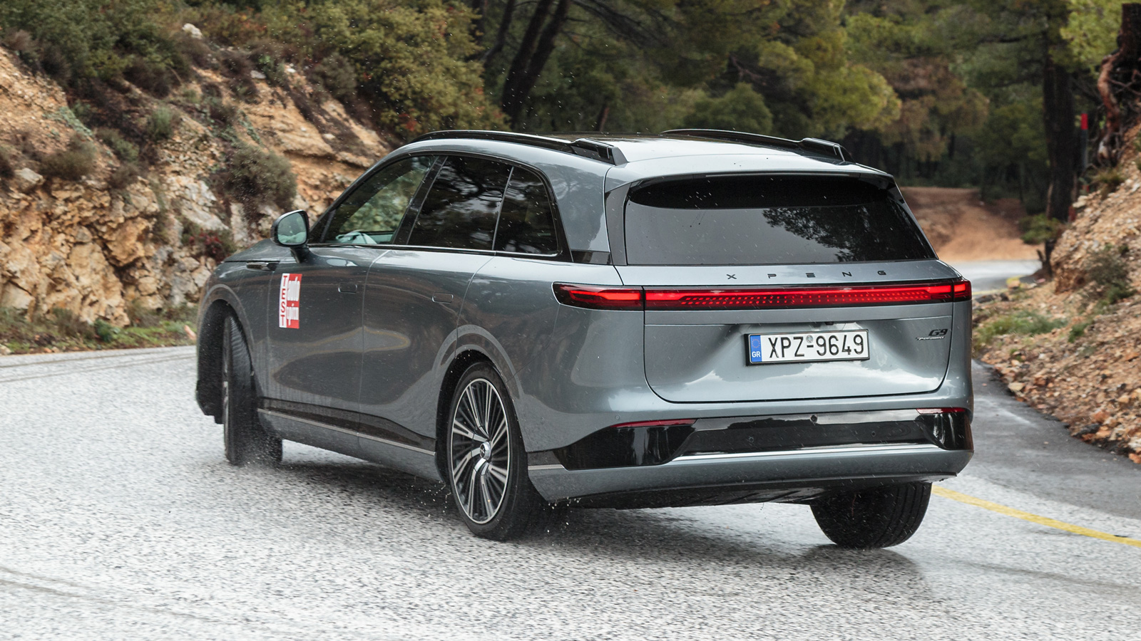 Ακόμα και στην γρήγορη οδήγηση, το G9 Performance κρύβει περίτεχνα (πάντα έως ένα βαθμό) το βάρος και τον όγκο του. Υπάρχει άφθονη μηχανική πρόσφυση τόσο από τα φαρδιά ελαστικά, όσο και από την ηλεκτρική τετρακίνηση, με τα θεόρατα μετατρόχια να βάζουν με τη σειρά τους το δικό τους λιθαράκι στην ουδέτερη συμπεριφορά. Ακόμα και στην γρήγορη οδήγηση, το G9 Performance κρύβει περίτεχνα (πάντα έως ένα βαθμό) το βάρος και τον όγκο του. Υπάρχει άφθονη μηχανική πρόσφυση τόσο από τα φαρδιά ελαστικά, όσο και από την ηλεκτρική τετρακίνηση, με τα θεόρατα μετατρόχια να βάζουν με τη σειρά τους το δικό τους λιθαράκι στην ουδέτερη συμπεριφορά.