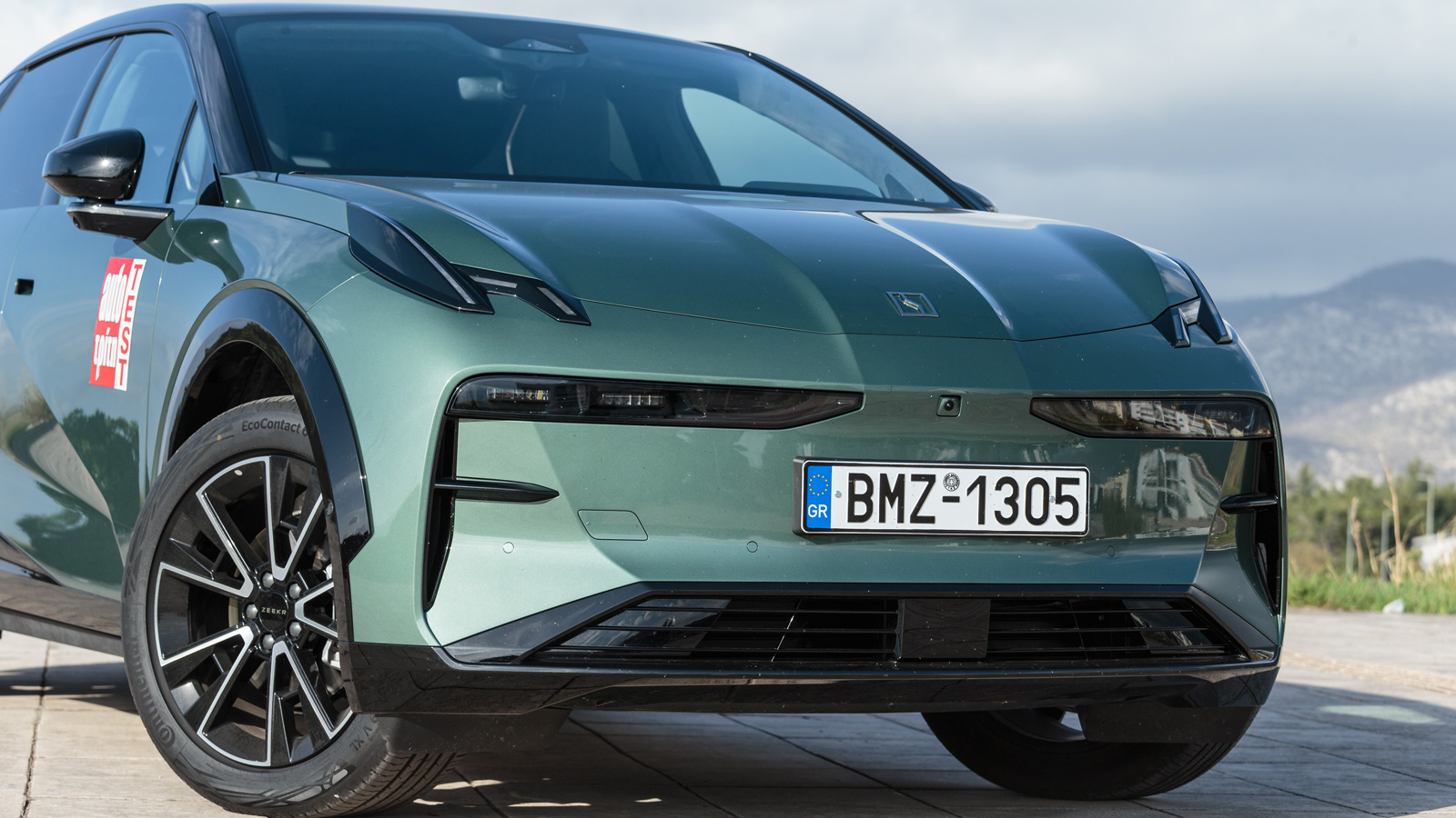 Το Zeekr X έχει μοντέρνα αισθητική και το κομψό design, στοιχεία που τονίζονται από στοιχεία όπως η απουσία πλαισίου σε πόρτες και πλαϊνούς καθρέφτες, οι κρυμμένες χειρολαβές και η κλίση της οροφής στ