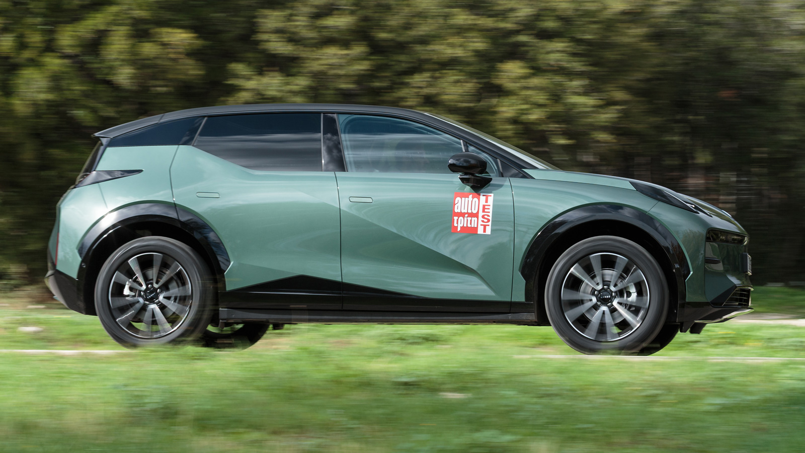 Το Zeekr X είναι ένα εξαιρετικά πολιτισμένο SUV, που συνδυάζει την άνεση με ευχάριστο -για τα ηλεκτρικά δεδομένα- οδηγικό χαρακτήρα.