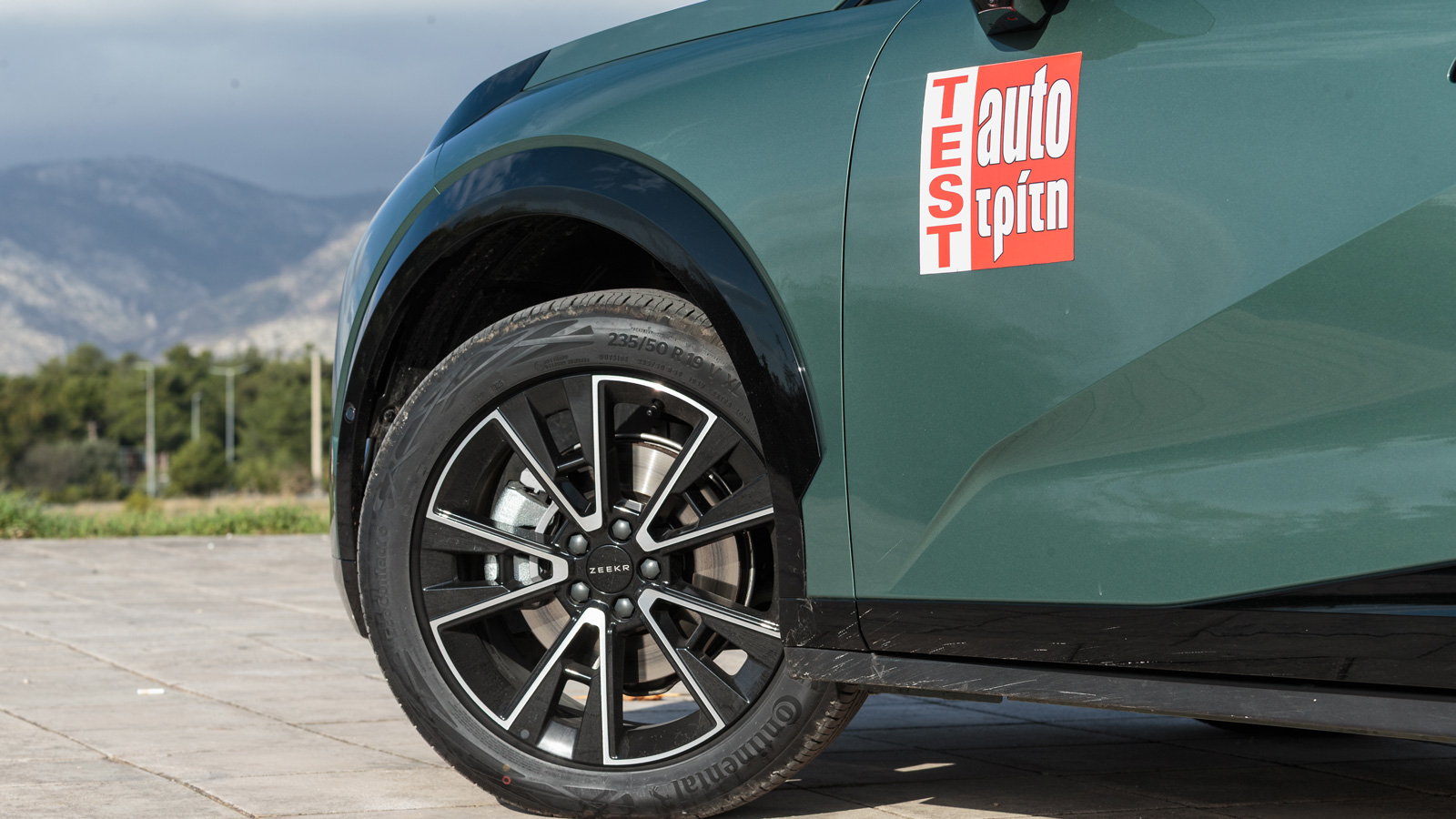 Στάνταρ οι 19άρες ζάντες αλουμινίου.