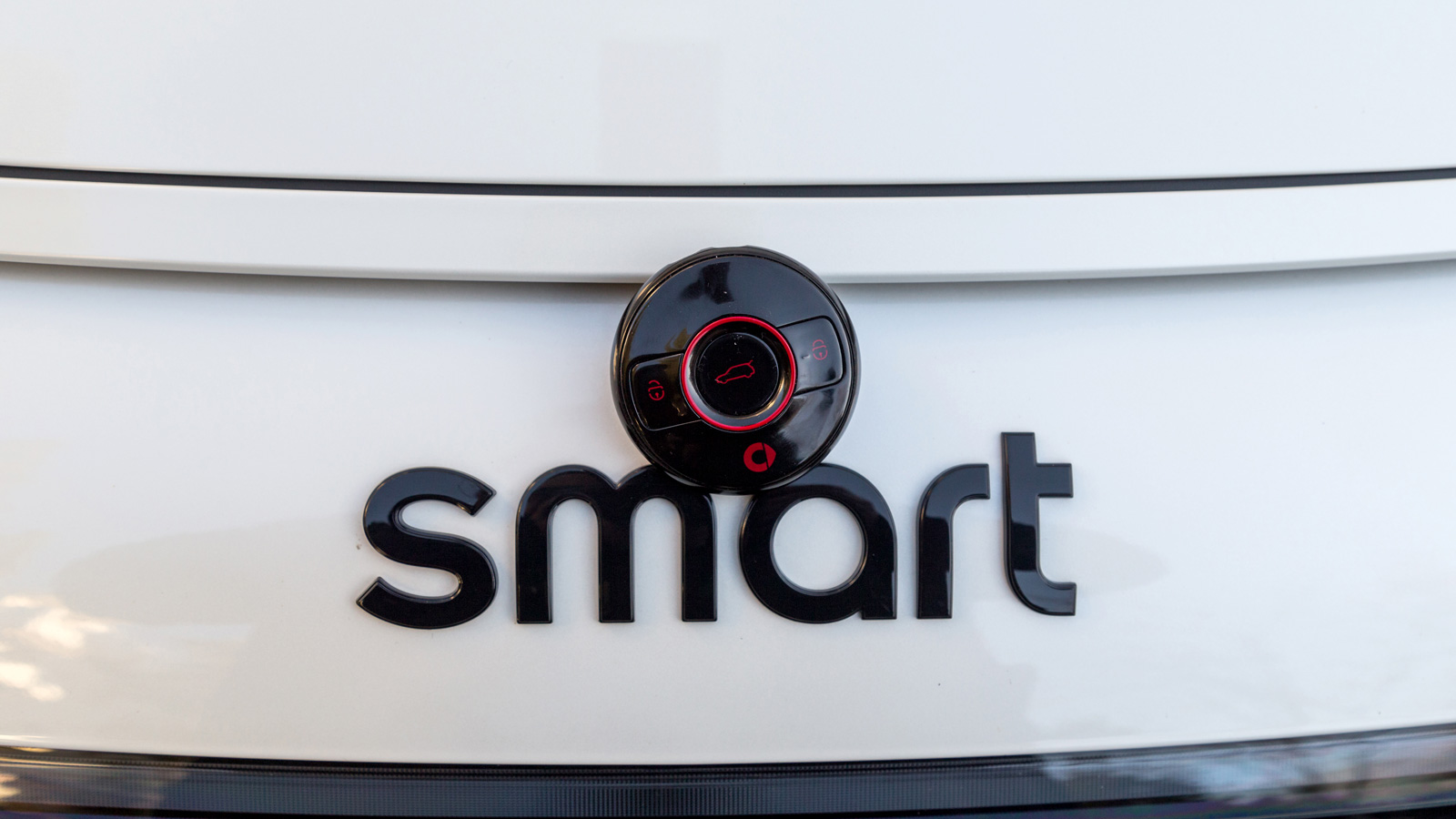 Καλόγουστο και αεροδυναμικό design για το smart #3 που είναι προσεγμένο στην παραμικρή λεπτομέρεια, από το κλειδί μέχρι τις ζάντες και τις pop-up χειρολαβές.