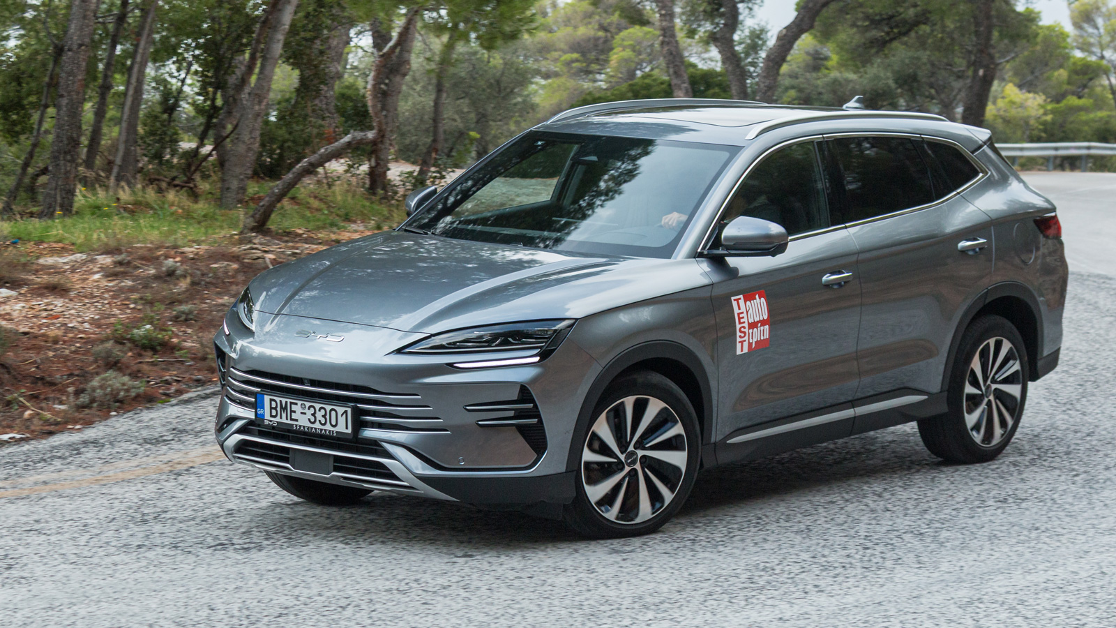 Τα φαρδιά μετατρόχια (1.630 χλστ. εμπρός-πίσω) πάντως, οι τροχοί των 19 ιντσών και τα ηλεκτρονικά, βοηθούν το βαρύ σύνολο να έχει μια σχετικά ουδέτερη και ασφαλή συμπεριφορά.