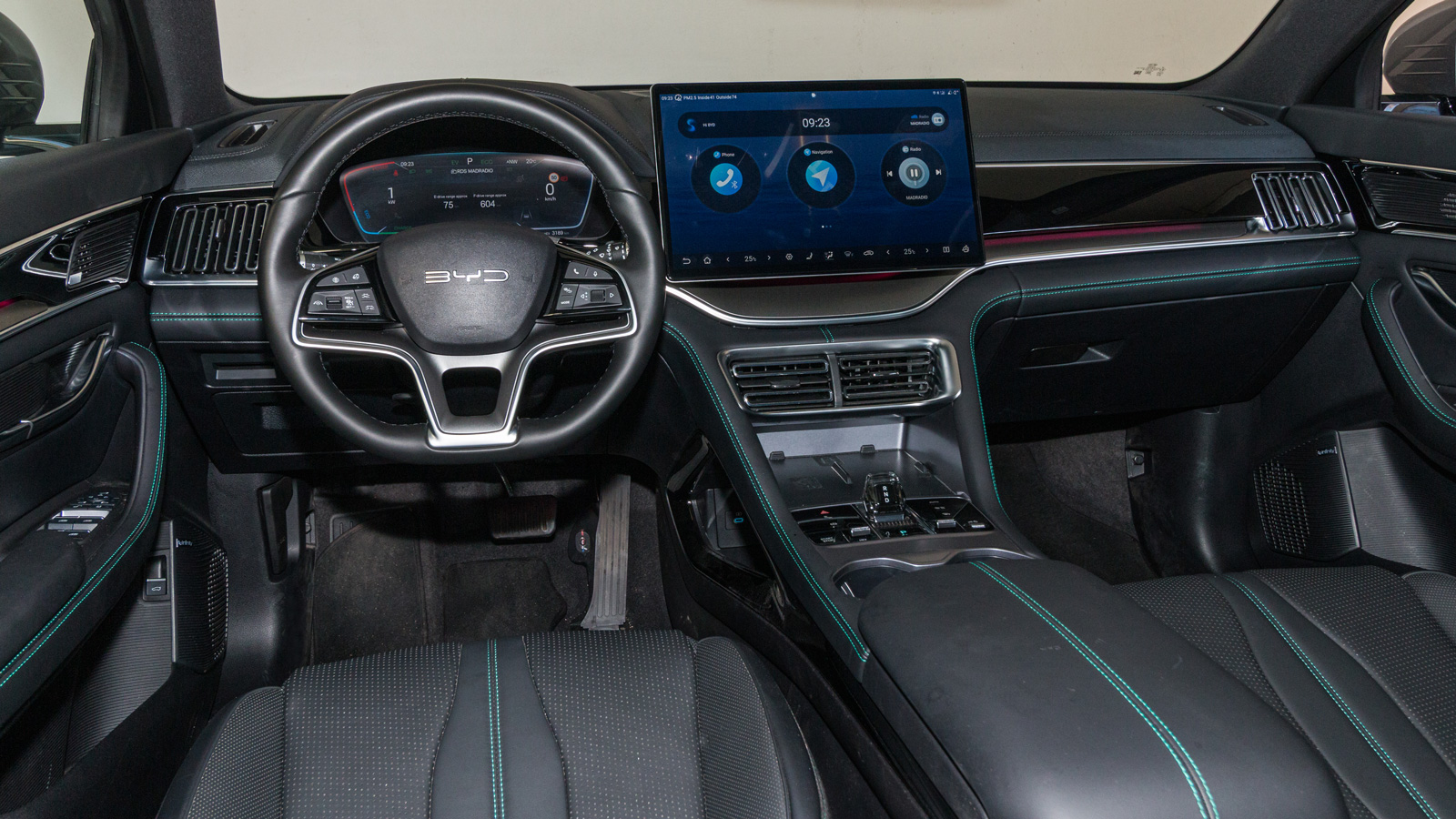 Πολύ προσεγμένο σε ποιότητα το εσωτερικό, με περιστρεφόμενη κεντρική οθόνη αφής των 15,6 ιντσών να αποτελεί σήμα κατατεθέν της μάρκας. 