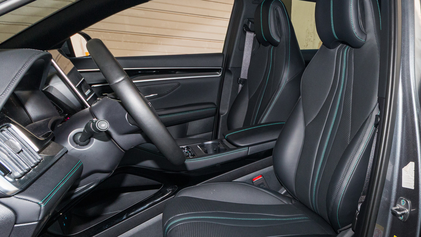 Ο εξοπλισμός έχει πάντα όλα, κοντά στον επιλογέα υπάρχουν οι δυο διακόπτες για επιλογή ηλεκτροκίνησης και προγράμματος λειτουργίας.