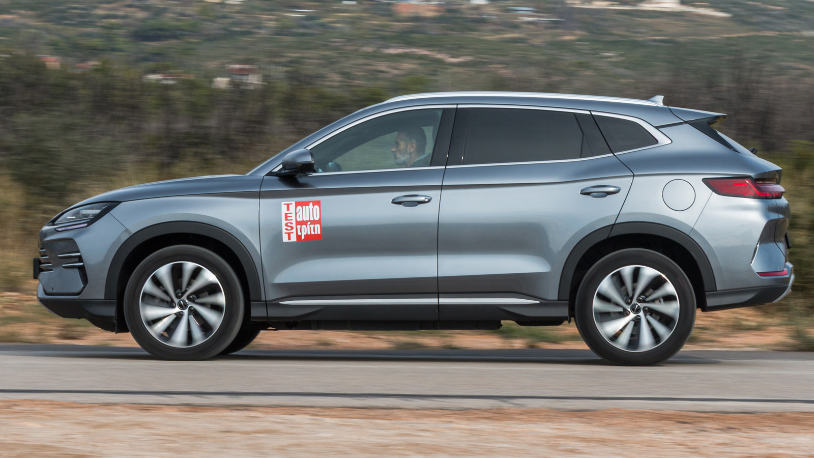 Χωρίς αμφιβολία η μεγάλη ηλεκτρική αυτονομία (110 πραγματικά χλμ. σύμφωνα με τις μετρήσεις) είναι το ατού της συγκεκριμένης έκδοσης του BYD Seal U DM-i. Ακόμα και χωρίς ικανό απόθεμα ηλεκτρικής ενέργε