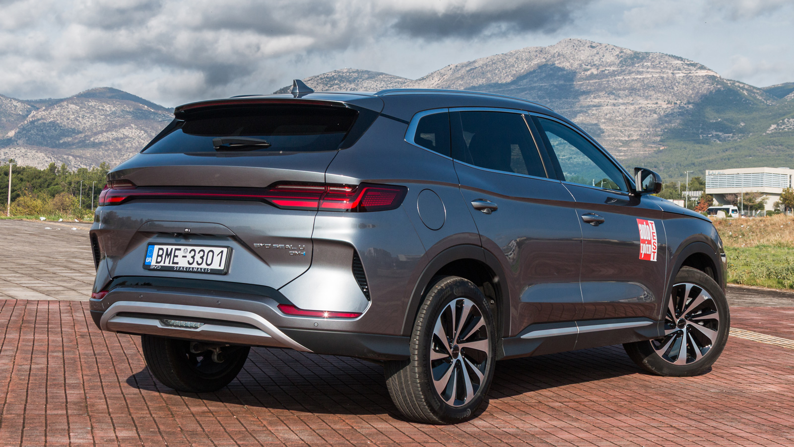 Το BYD Seal U είναι ένα επιβλητικό SUV 4,775 μέτρων με σύγχρονο, αν και όχι τόσο αεροδυναμικό σχεδιασμό. Πουθενά δεν φαίνεται πως υπάρχει η «καλή» μπαταρία των 26,6 kWh.