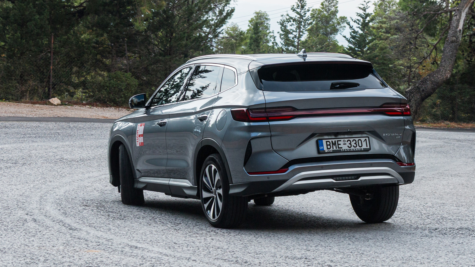 Ακόμα και αν έχεις επιλέξει τη λειτουργία Sport, το Seal U πέρα από την πιο άμεση επιτάχυνση, δεν πρόκειται να σου μεταφέρει αντίστοιχη αίσθηση για να κινηθείς σβέλτα σε μια διαδρομή με στροφές.