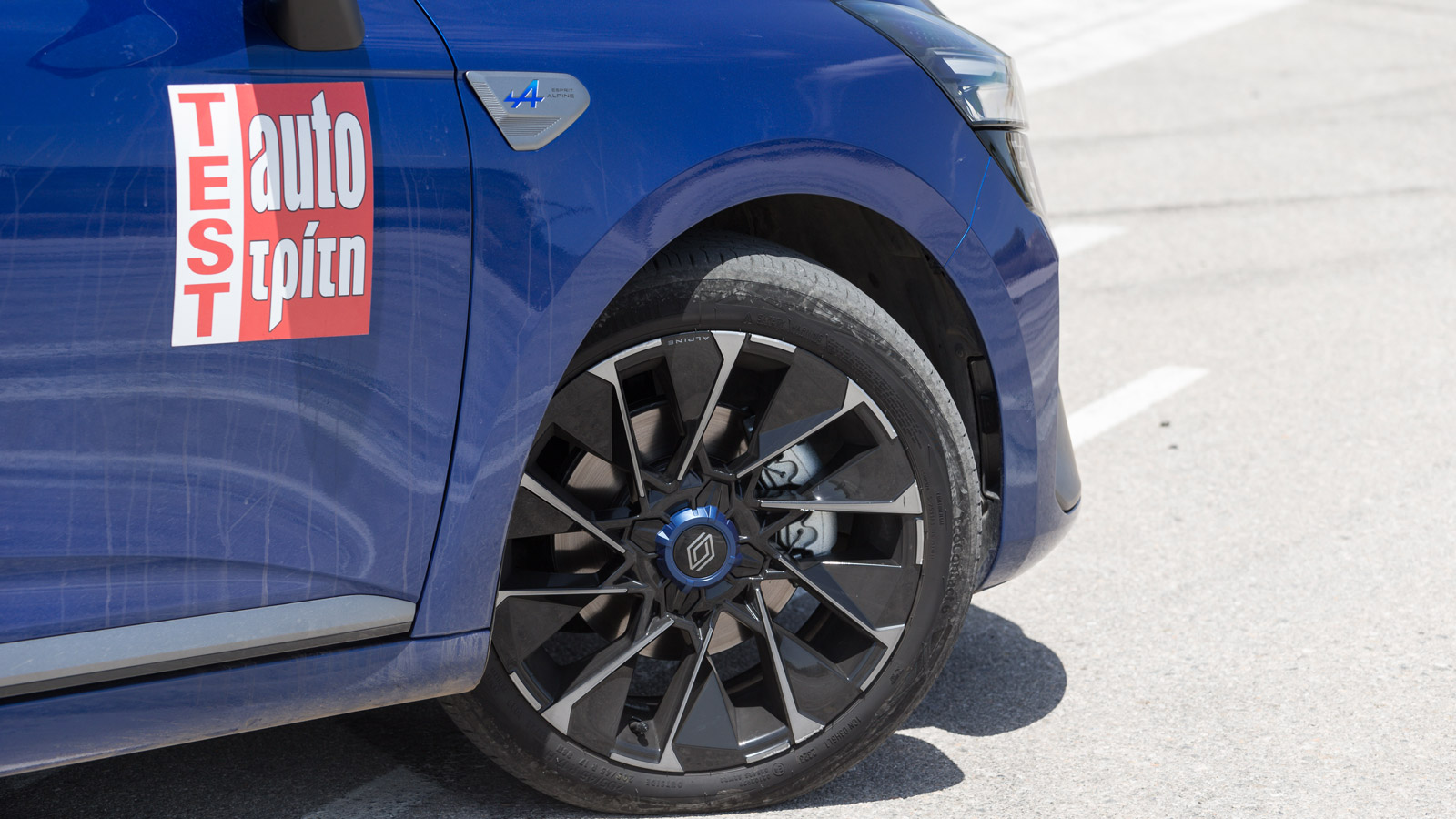 Αρέσει πολύ το νέο στυλ του Renault Clio E-TECH ειδικά σε συνδυασμό με τα σπορτίφ χαρακτηριστικά του μοντέλου της δοκιμής, με το λογότυπο της Alpine στα εμπρός φτερά και το πανέμορφο μπλε χρώμα.