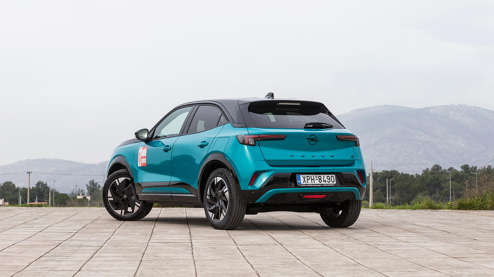 Σχεδιαστικά το ανανεωμένο Opel Mokka συντάσσεται με το νεότερο αισθητικό προφίλ των μοντέλων της Opel, με τη χαρακτηριστική μάσκα Vizor να ενσωματώνει το νέο λογότυπο της μάρκας. Στην ηλεκτρική έκδοση οι 17” προαιρετικές ζάντες έχουν πιο αεροδυναμική σχεδίαση.
