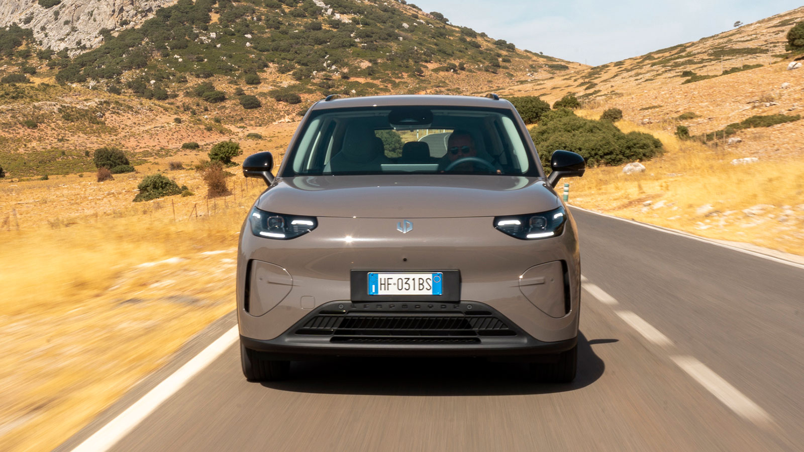 Το Leapmotor B03X έρχεται με δύο μπαταρίες. Μια των 39,8 kWh με 176 άλογα, και μία των 53 kWh και 197 άλογα με 200 Nm ροπή.