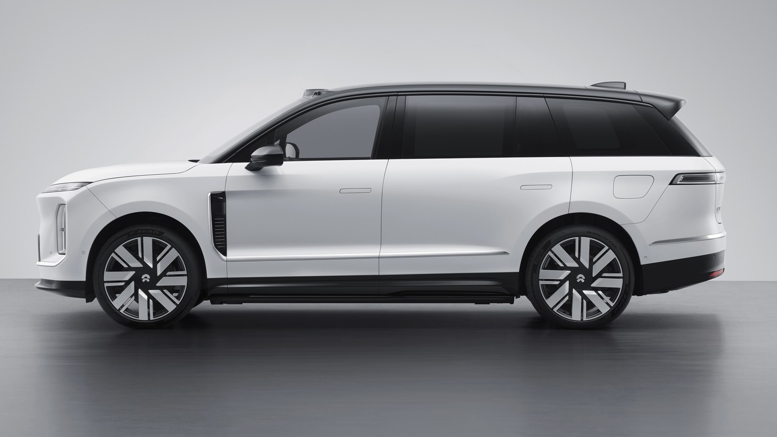 Το ES9 ξεπερνά σε μήκος ακόμη και το Rolls-Royce Cullinan, κάτι που υπογραμμίζει τον ξεκάθαρα πληθωρικό χαρακτήρα του νέου SUV της Nio. Το ES9 ξεπερνά σε μήκος ακόμη και το Rolls-Royce Cullinan, κάτι που υπογραμμίζει τον ξεκάθαρα πληθωρικό χαρακτήρα του νέου SUV της Nio.