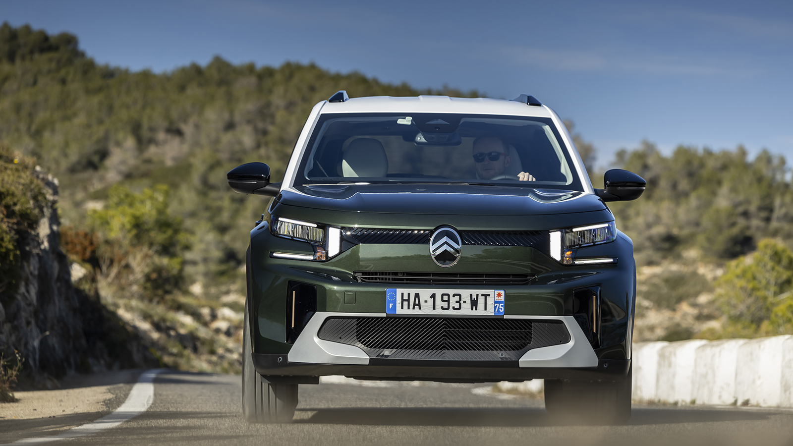 Το C3 Aircross έρχεται με 3 κινητήρα σύνολα, στο επίκεντρο θα βρεθούν η Hybrid έκδοση των 136 ίππων και η ηλεκτρική με τα 113 άλογα. Το C3 Aircross έρχεται με 3 κινητήρα σύνολα, στο επίκεντρο θα βρεθούν η Hybrid έκδοση των 136 ίππων και η ηλεκτρική με τα 113 άλογα.