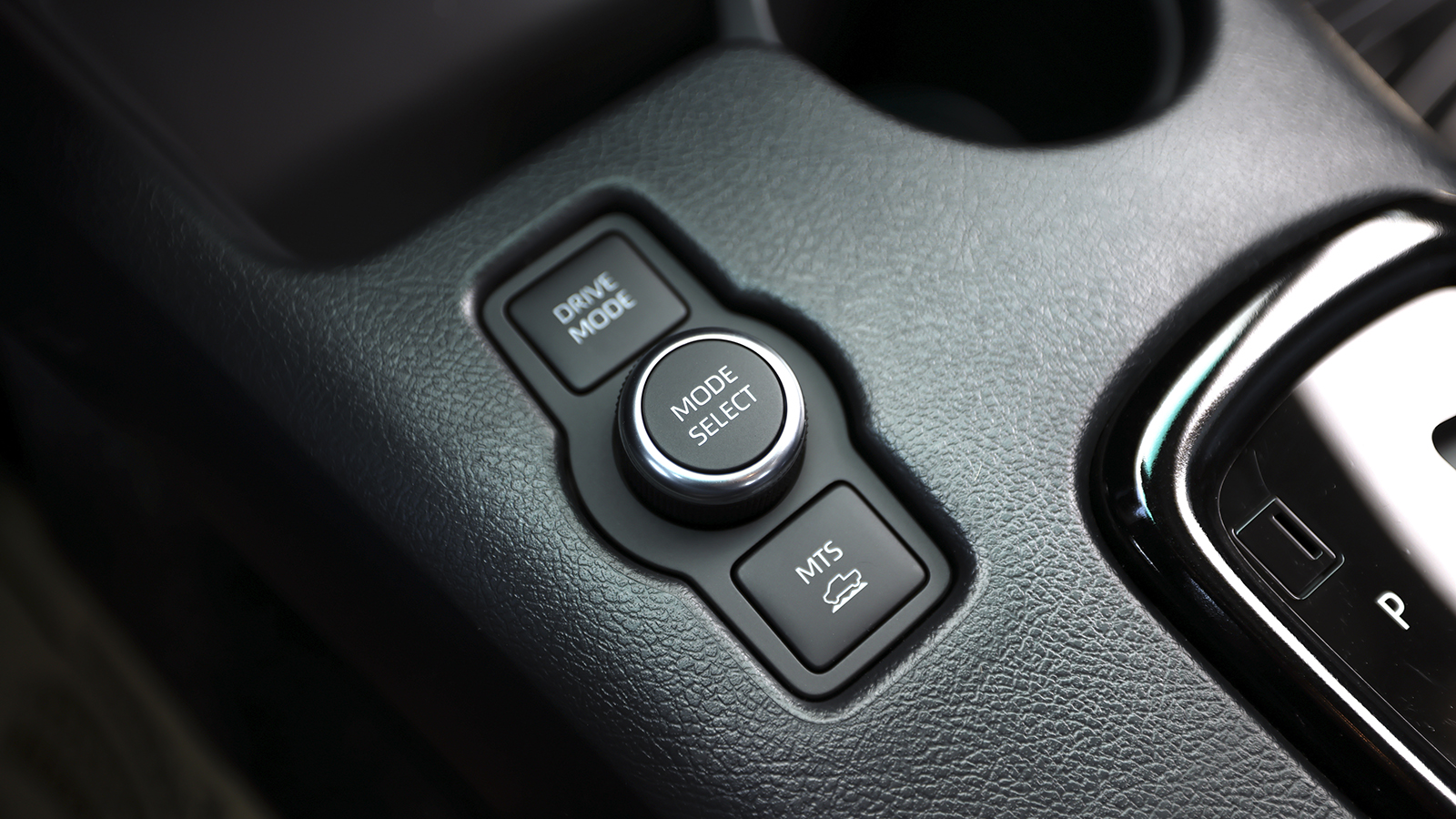 Το Hilux Hybrid 48V είναι το πρώτο Hilux που διαθέτει το σύστημα Multi-Terrain Select με έξι ρυθμίσεις Sand, Mud, Rock, Dirt, Snow και Auto.