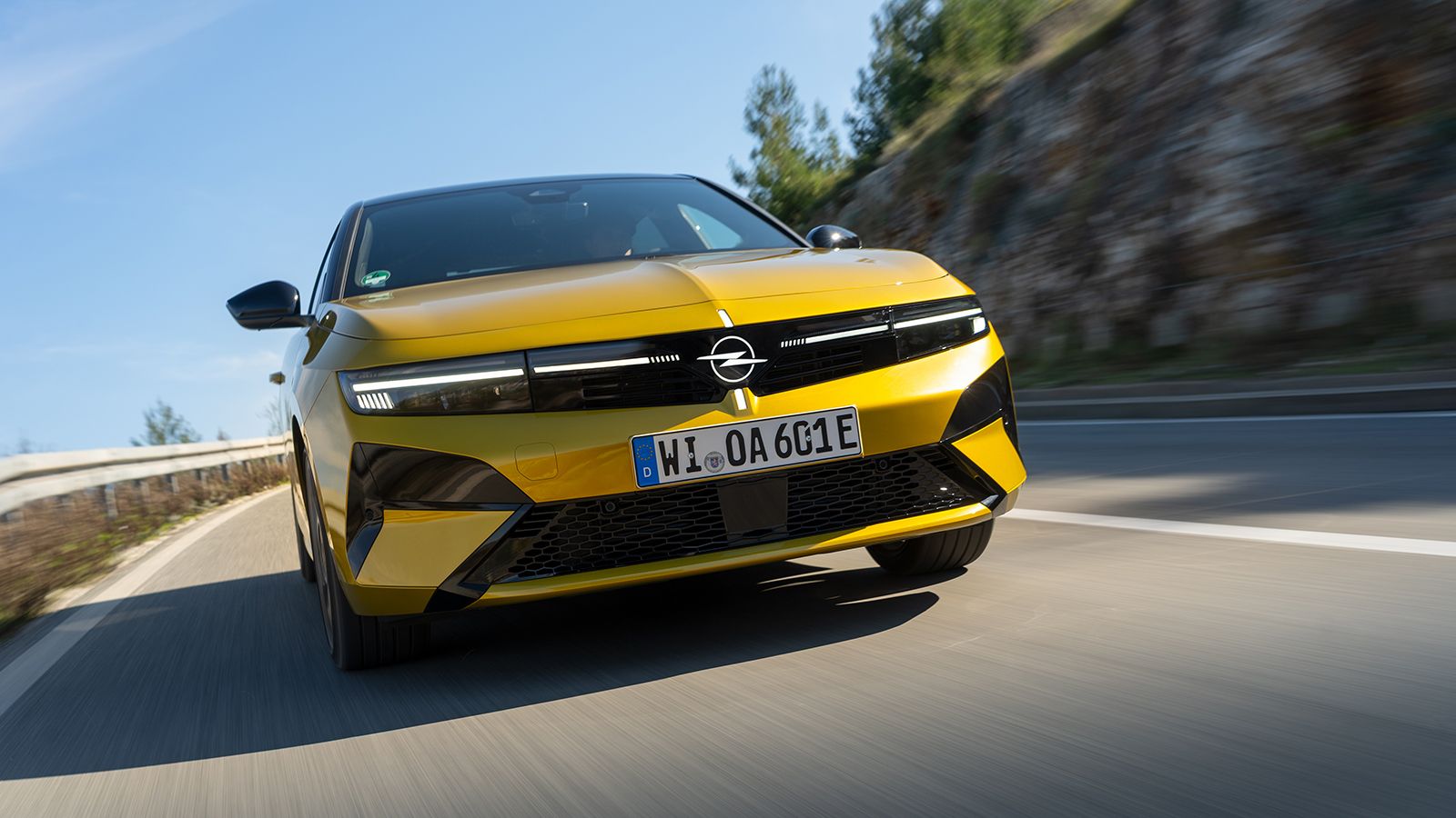 Το νέο Opel Astra αναμένεται στην Ελλάδα στα τέλη του Απριλίου. Το φωτιζόμενο logo στην μάσκα είναι το πιο ξεχωριστό της νέας σχεδίασης.