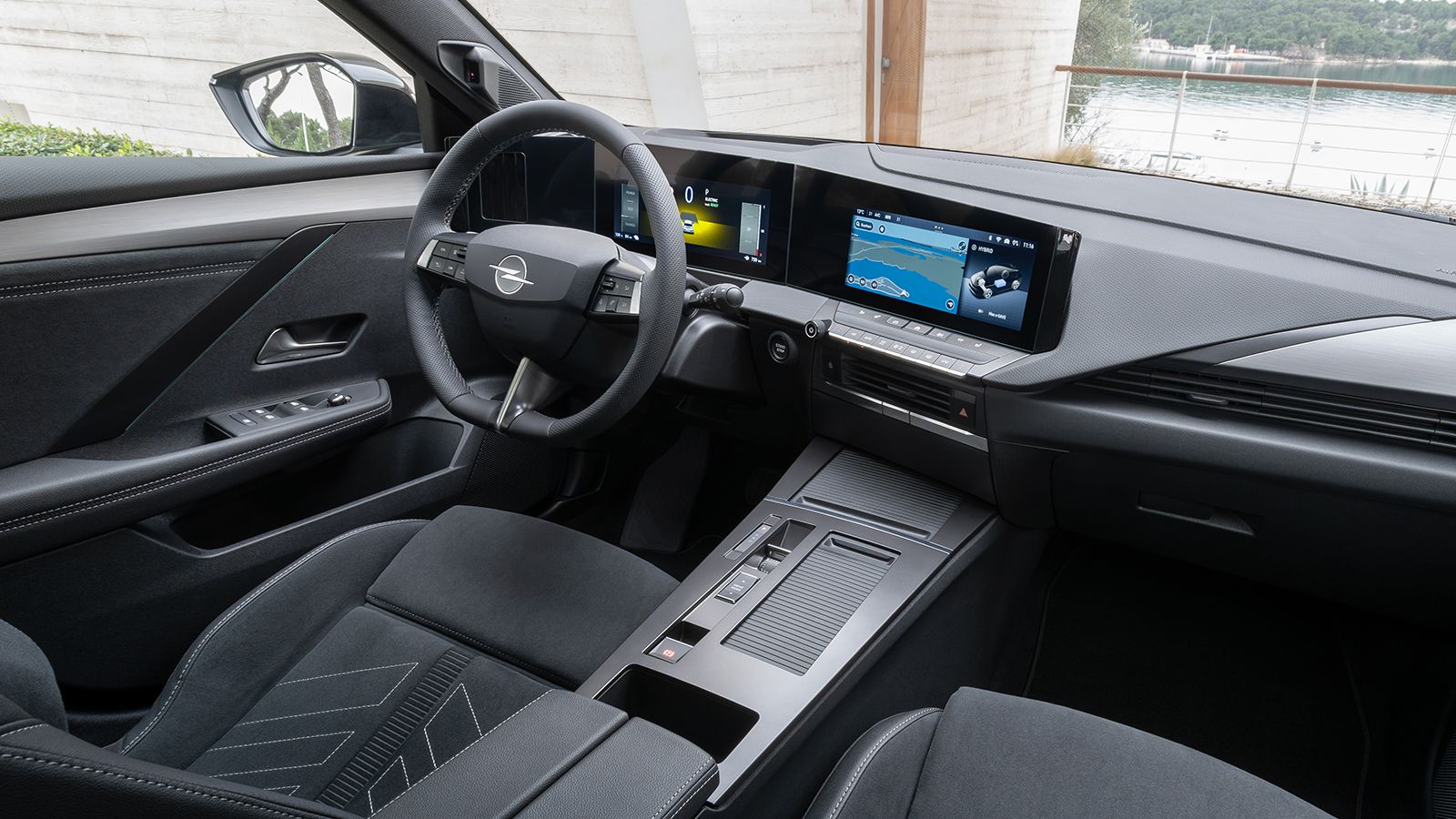 Οι αλλαγές στην καμπίνα του Opel Astra είναι διακριτικές. Η σχεδίαση σε γενικές γραμμές μοντέρνα, με high-tech προφίλ και ποιοτικά υλικά και συναρμογή.