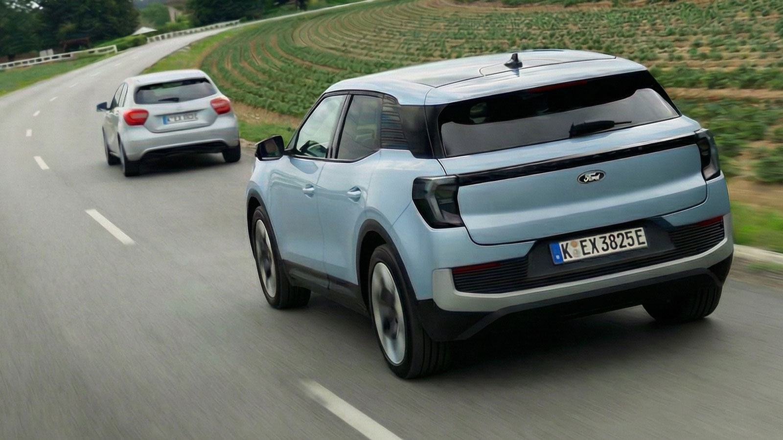 Συστήματα όπως το Change Lane Assist και το AEB προσφέρουν ενεργή υποστήριξη σε προσπεράσεις και φρενάρισμα όταν χρειαστεί.