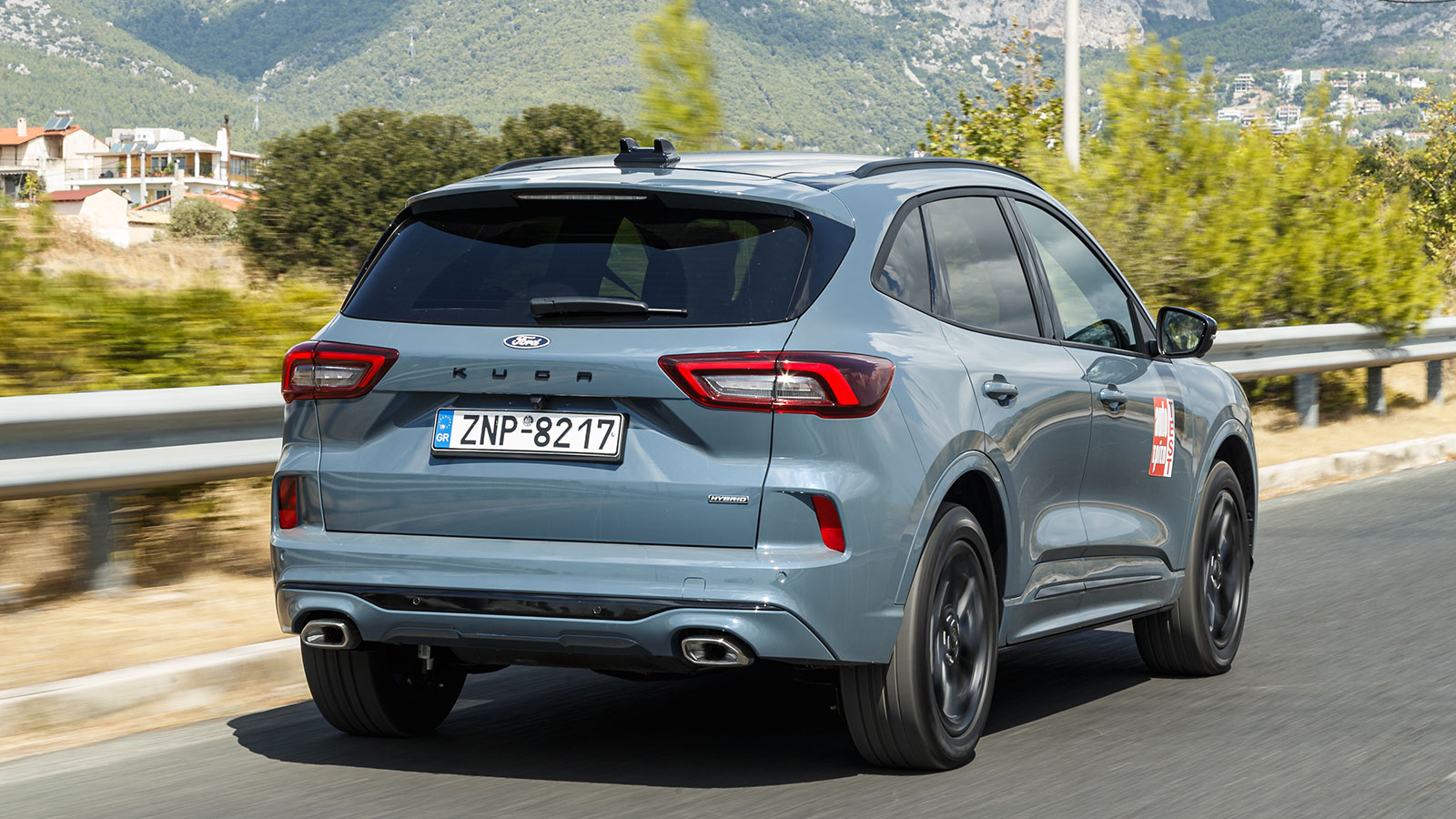 Σημαντικό πλεονέκτημα του ανανεωμένου FHEV Kuga αποτελεί η άνεση, με την πίσω ανάρτηση πολλαπλών συνδέσμων να απορροφά αποτελεσματικά τις ανωμαλίες του δρόμου, ακόμη και όταν αυτές διαδέχονται η μία την άλλη.