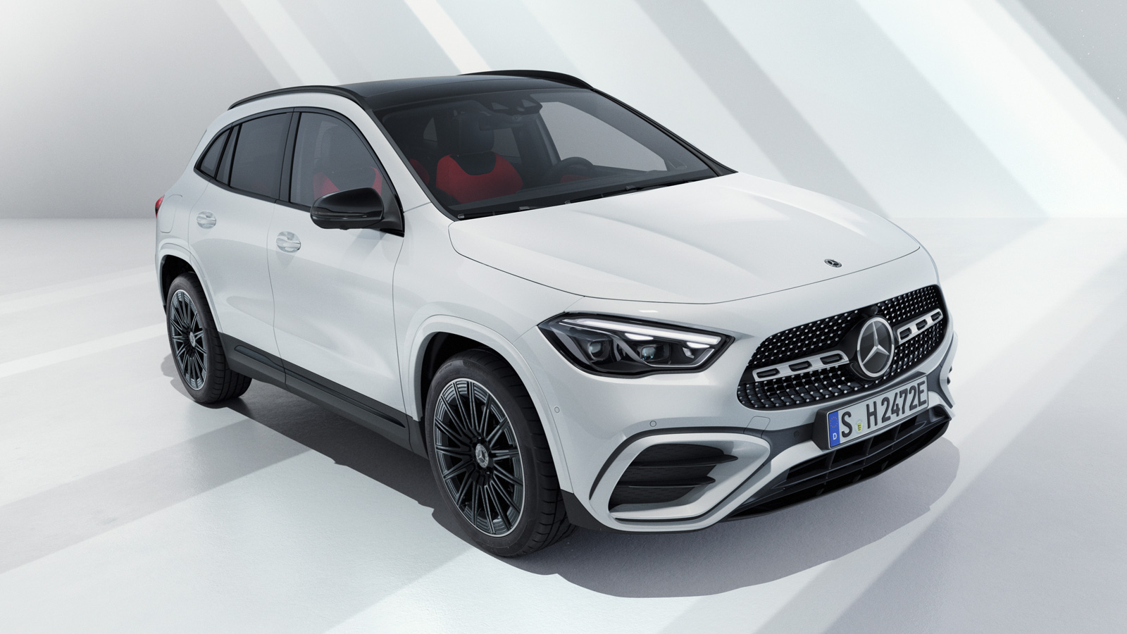 Κομψή και εκλεπτυσμένη είναι αισθητικά η Mercedes GLA συνεχίζοντας με τις απαλές  γραμμές και τον διαχρονικό σχεδιασμό της να στηρίζει τον premium χαρακτήρα της.
