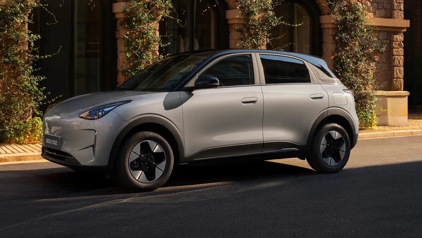 Στo Geely E2 που ετοιμάζεται να κάνει το ντεμπούτο του στην ευρωπαϊκή αγορά, διαπιστώθηκε απόκλιση στο μεταξόνιο που ξεπερνούσε το επιτρεπόμενο όριο, που στην Κίνα είναι 1%.
