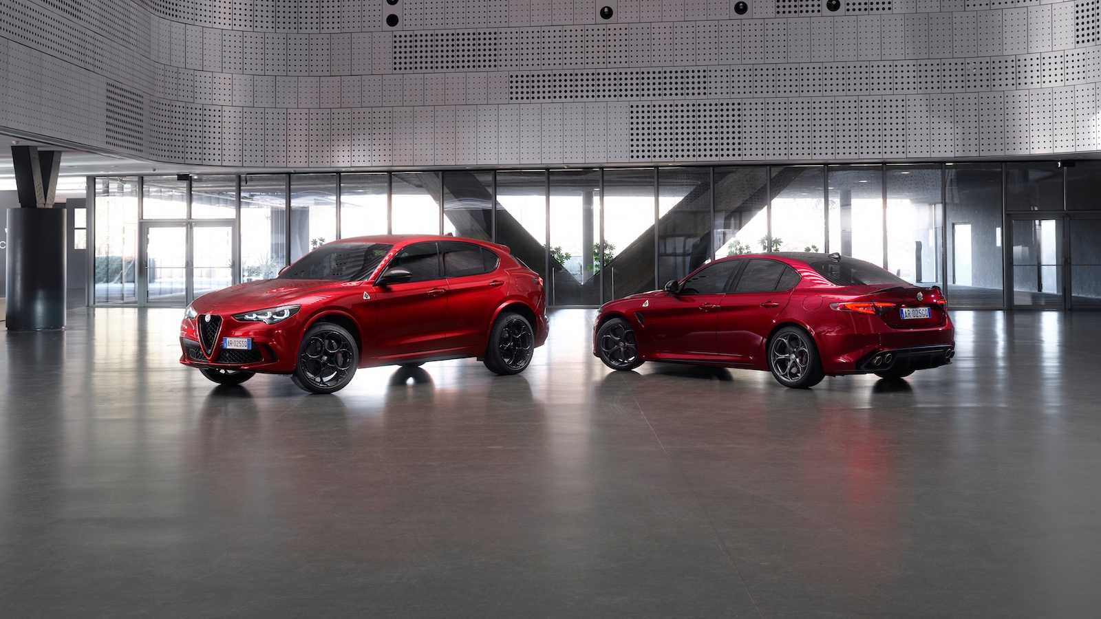 Οπτικά, οι δύο εκδόσεις ξεχωρίζουν χάρη στα αποκλειστικά χρώματα “Rosso Collezione Giulia” και “Rosso Collezione Stelvio”, απογόνους του ήδη θρυλικού Rosso Villa dΆEste. Οπτικά, οι δύο εκδόσεις ξεχωρίζουν χάρη στα αποκλειστικά χρώματα “Rosso Collezione Giulia” και “Rosso Collezione Stelvio”, απογόνους του ήδη θρυλικού Rosso Villa dΆEste.