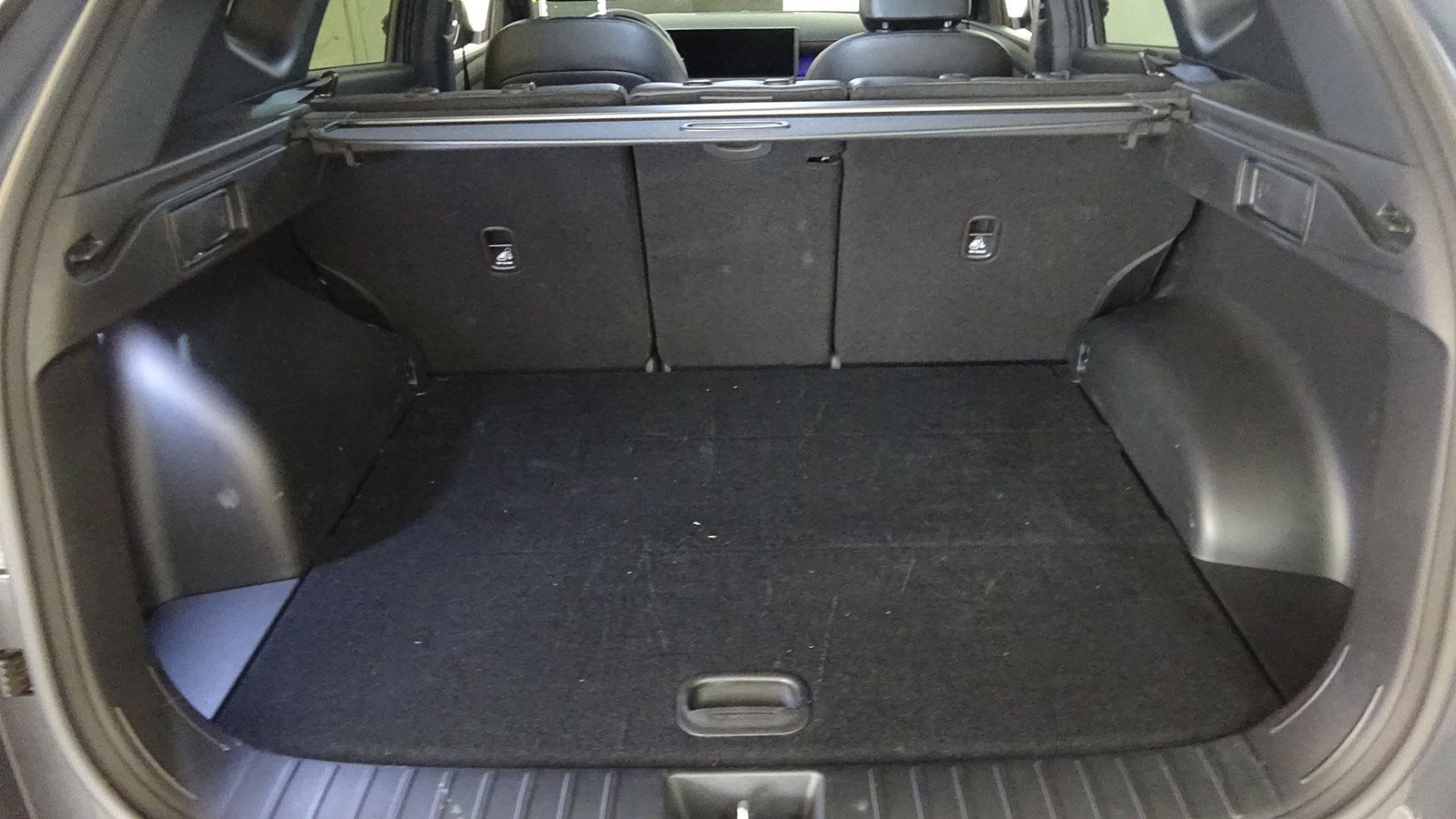 Το πορτ-μπαγκάζ του Hyundai Tucson έχει μεγάλο εσωτερικό μήκος (985 χλστ.) και μεγάλο άνοιγμα στην πόρτα του (1.115 χλστ), που σημαίνει ότι  μπορείς να βάλεις χωρίς δυσκολίες μακρόστενα αντικείμενα. 