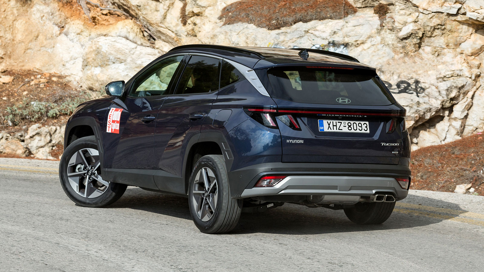 Στην τιμή λίγο πάνω από τα 33 χιλιάρικα, το Hyundai Tucson προσφέρει στην ίδια εξοπλιστικά έκδοση τόσο το diesel όσο και το υβριδικό, που αμφότερα συνδυάζονται με αυτόματο κιβώτιο ταχυτήτων.