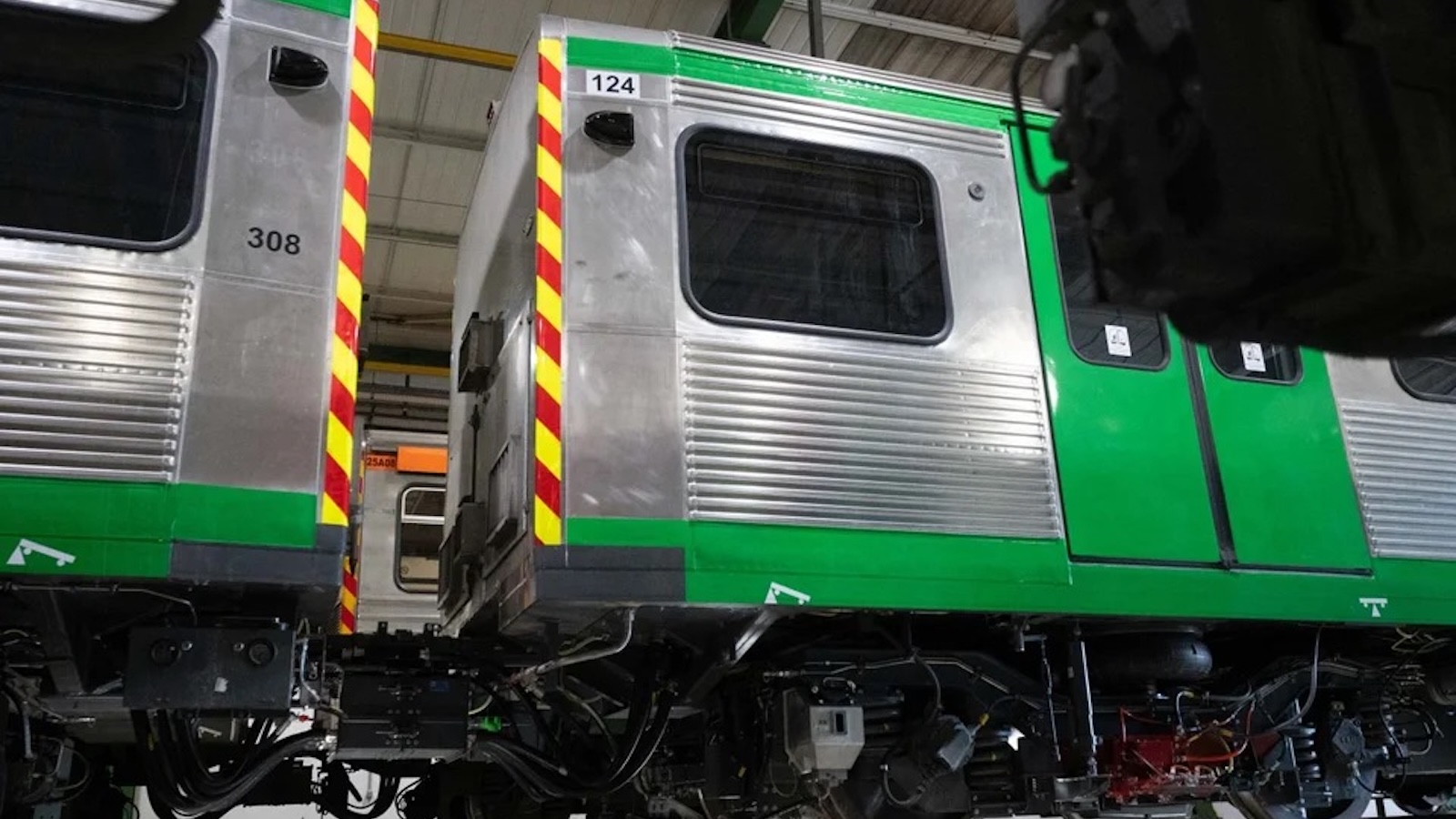 Παρά το γεγονός ότι η εταιρεία CAF κλήθηκε να πληρώσει πρόστιμα 3,5 εκατ. ευρώ για τις καθυστερήσεις, ο στόχος παραμένει η σταδιακή παράδοση των υπόλοιπων 13 συρμών έως τον Μάιο του 2027.