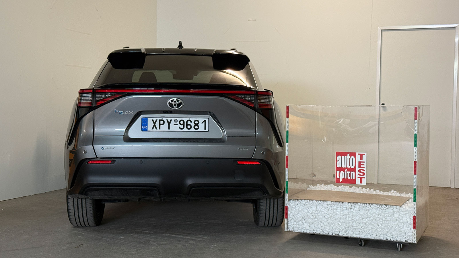 Στην μέτρηση του AutoΤρίτη Test Center καταγράψαμε 596 λίτρα, δηλαδή 144 λίτρα περισσότερα από τα 452 λίτρα που ανακοινώνει η Toyota.
Στην μέτρηση του AutoΤρίτη Test Center καταγράψαμε 596 λίτρα, δηλαδή 144 λίτρα περισσότερα από τα 452 λίτρα που ανακοινώνει η Toyota.