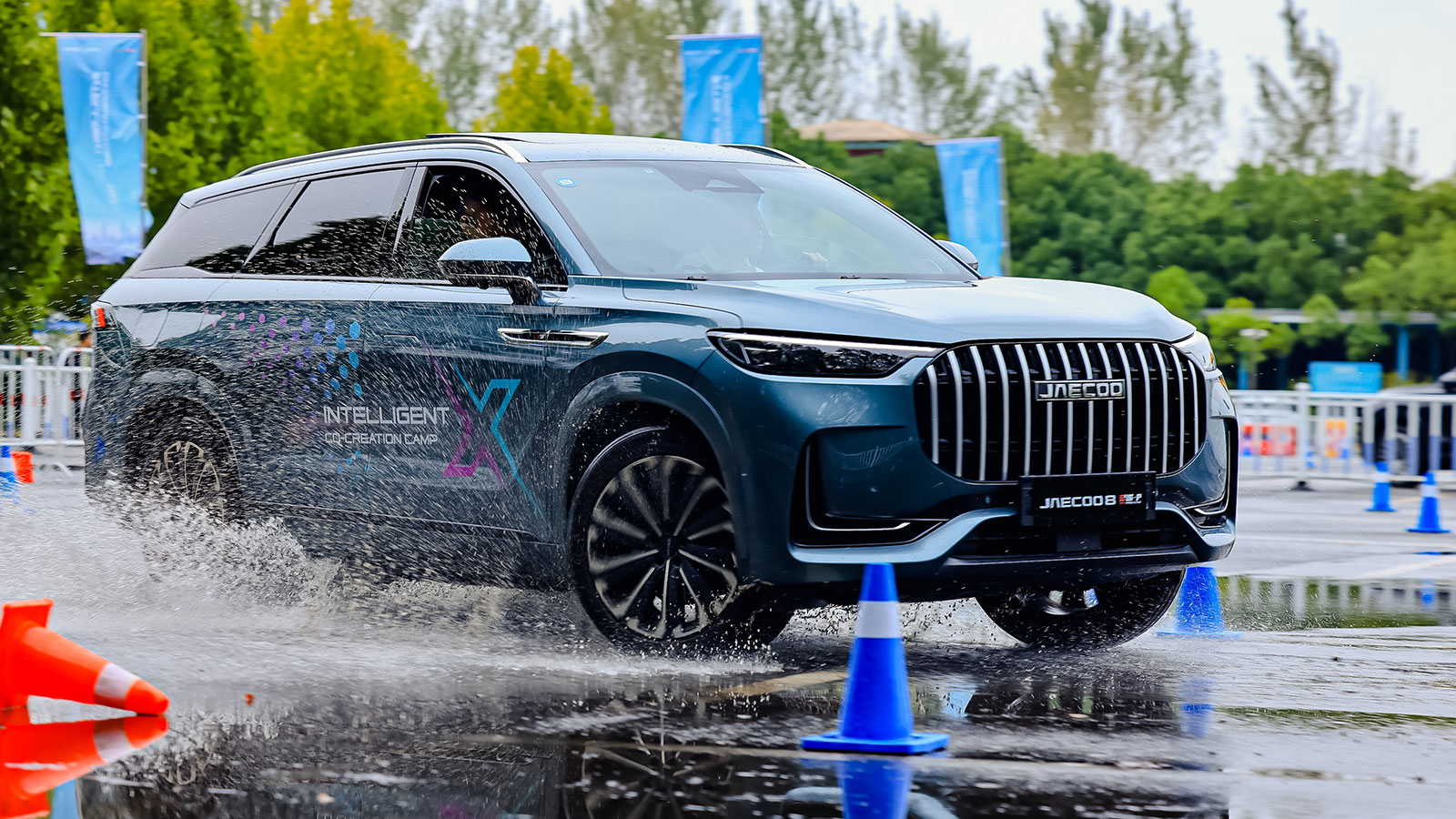 Το Jaecoo 8 είχε στιβαρό πάτημα και παρά το βάρος του στα διαδοχικά σλάλομ κράτησε την αυτοκυριαρχία του.