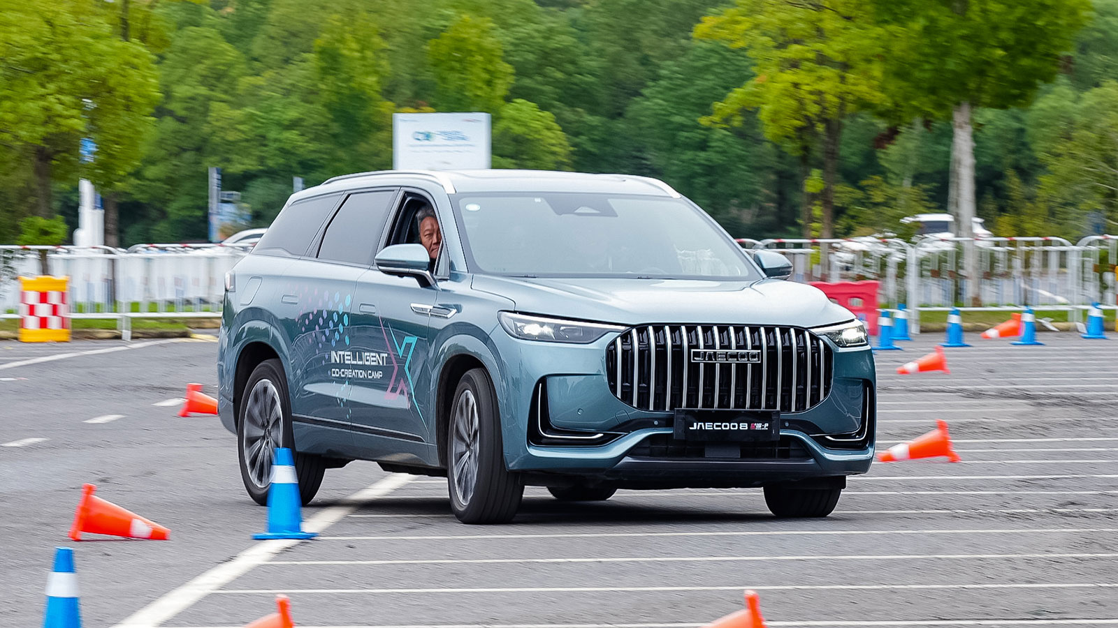 Το μεγαλύτερο Jaecoo 8, με μήκος 4,8 μ. έχει μια αρκετά πιο premium υπόσταση τόσο σχεδιαστικά, όσο και στην καμπίνα του.