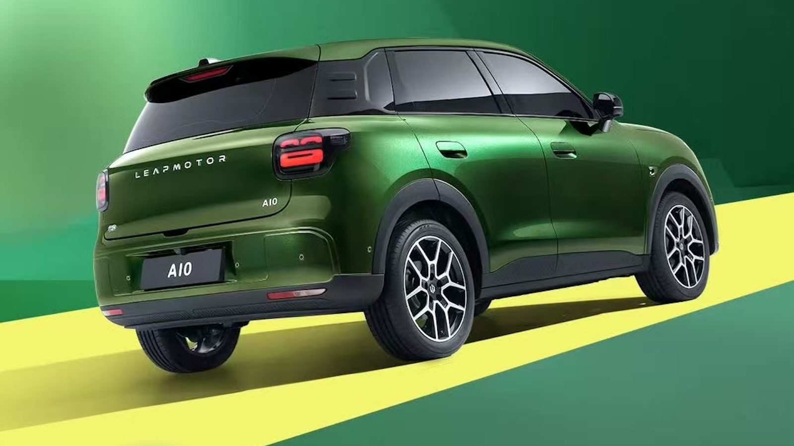 Στο πλάι, το A10 φέρνει πολύ σε BYD Atto 2: Με κοντό πίσω πρόβολο, ψηλό καπό, έντονα πλαστικά στα φτερά, flush χειρολαβές ενώ οι μαύρες πίσω κολώνες δημιουργούν αίσθηση «floating roof». Στο πλάι, το A10 φέρνει πολύ σε BYD Atto 2: Με κοντό πίσω πρόβολο, ψηλό καπό, έντονα πλαστικά στα φτερά, flush χειρολαβές ενώ οι μαύρες πίσω κολώνες δημιουργούν αίσθηση «floating roof».