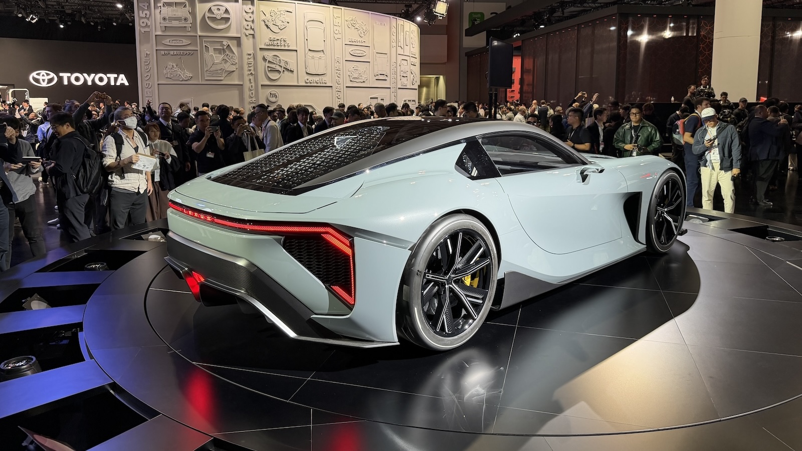 Σύμφωνα με τον επικεφαλής εξέλιξης κινητήρων Takashi Uehara, ο κινητήρας έχει χωρητικότητα περίπου 4.0 λίτρων, διαθέτει διπλό turbo και ηλεκτρική υποβοήθηση που προσφέρει ακόμη περισσότερη ροπή και άμεση απόκριση. Σύμφωνα με τον επικεφαλής εξέλιξης κινητήρων Takashi Uehara, ο κινητήρας έχει χωρητικότητα περίπου 4.0 λίτρων, διαθέτει διπλό turbo και ηλεκτρική υποβοήθηση που προσφέρει ακόμη περισσότερη ροπή και άμεση απόκριση.