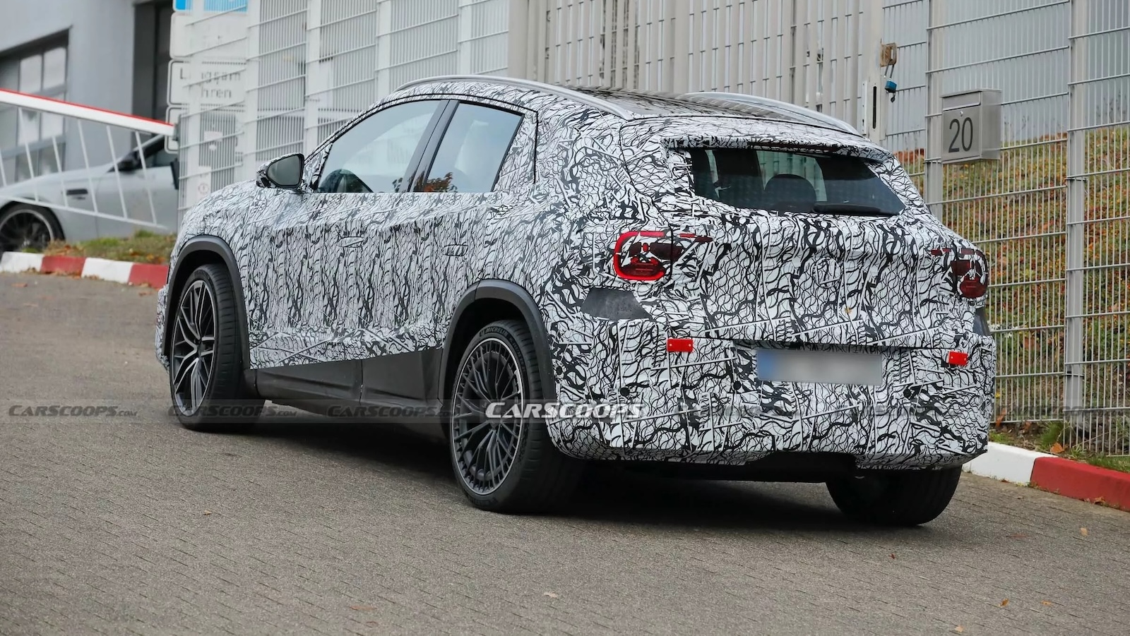 Η νέα γενιά GLA θα στηρίζεται στην ίδια ηλεκτρική πλατφόρμα με το CLA sedan και το GLB, ενώ θα κυκλοφορήσει τόσο σε υβριδική όσο και αμιγώς ηλεκτρική μορφή. 