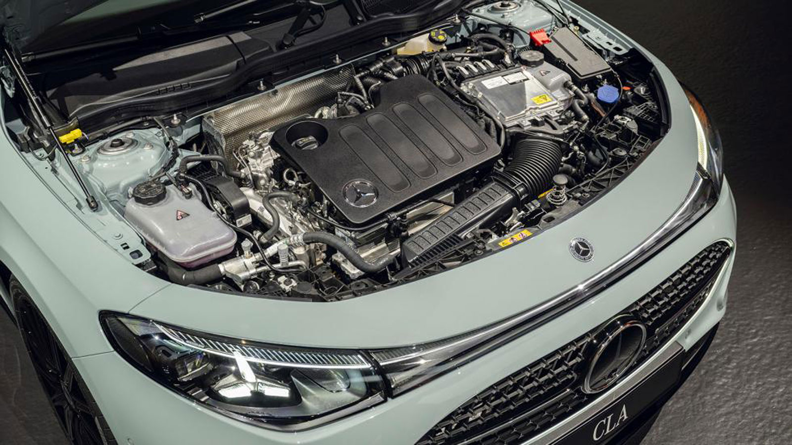 Αναλόγως της έκδοσης, ο 1.500άρης turbo 4κύλινδρος βενζινοκινητήρας της νέας Mercedes CLA Hybrid αποδίδει συνδυαστικά 156 (CLA 180), 184 (CLA 200) και 211 (CLA 220) άλογα.