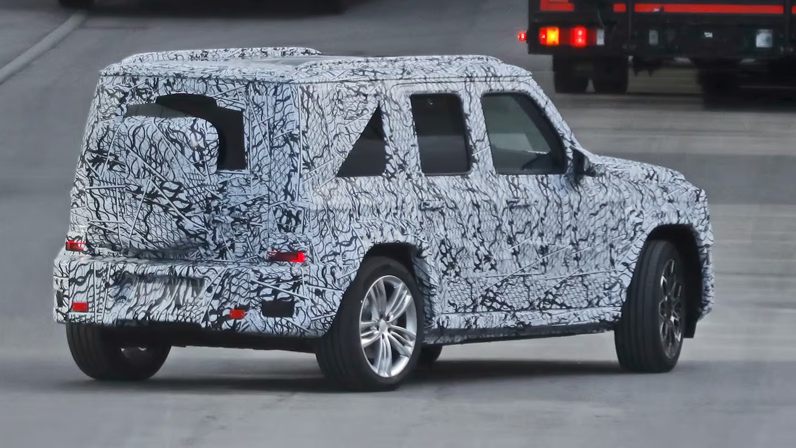 Το μικρό G-Class διατηρεί όλα τα χαρακτηριστικά στοιχεία της G-Class, με 3 τετράγωνα παράθυρο και πίσω χώρο για ρεζέρβα πάνω στην πόρτα, ενώ η χαρακτιριστική φωτιστική υπογραφή το κάνει να ξεχωρίζει στο δρόμο.