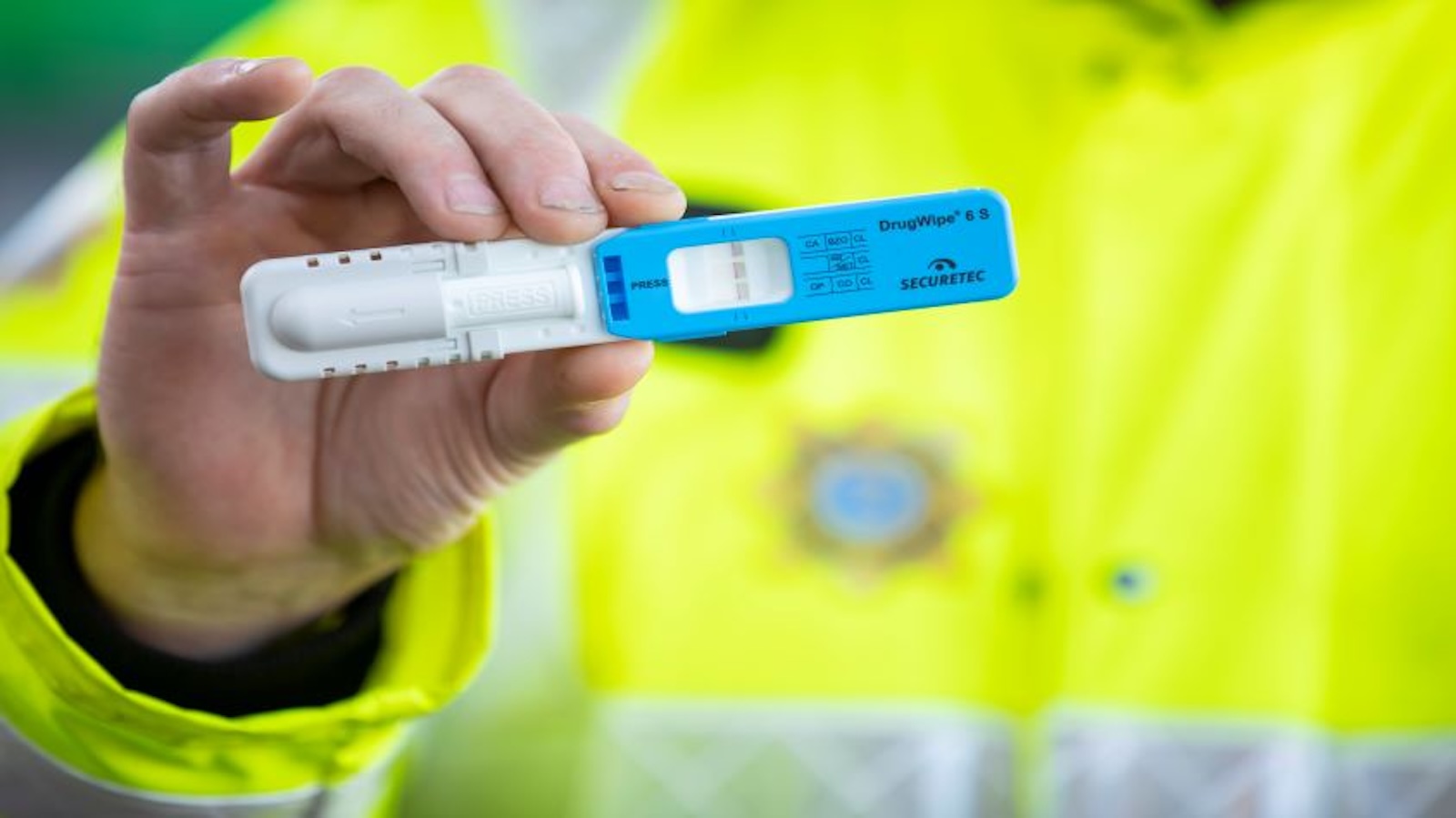 Το νέο drug test σάλιου, όπως έχει περιγραφεί, βασίζεται σε λήψη δείγματος σιέλου με μια απλή μπατονέτα που τοποθετείται στο στόμα. Το νέο drug test σάλιου, όπως έχει περιγραφεί, βασίζεται σε λήψη δείγματος σιέλου με μια απλή μπατονέτα που τοποθετείται στο στόμα.