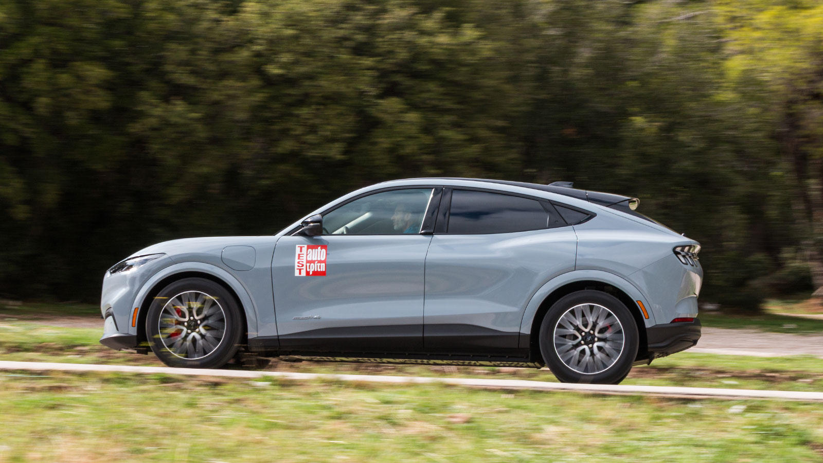 Με το σύστημα αυτόνομης BlueCruise της Mustang Mach-E, το ταξίδι γίνεται ακόμα πιο άνετο, αφού σε συγκεκριμένες και ελεγχόμενες ζώνες του δικτύου, ο οδηγός της δεν χρειάζεται να έχει τα χέρια του στο τιμόνι.
