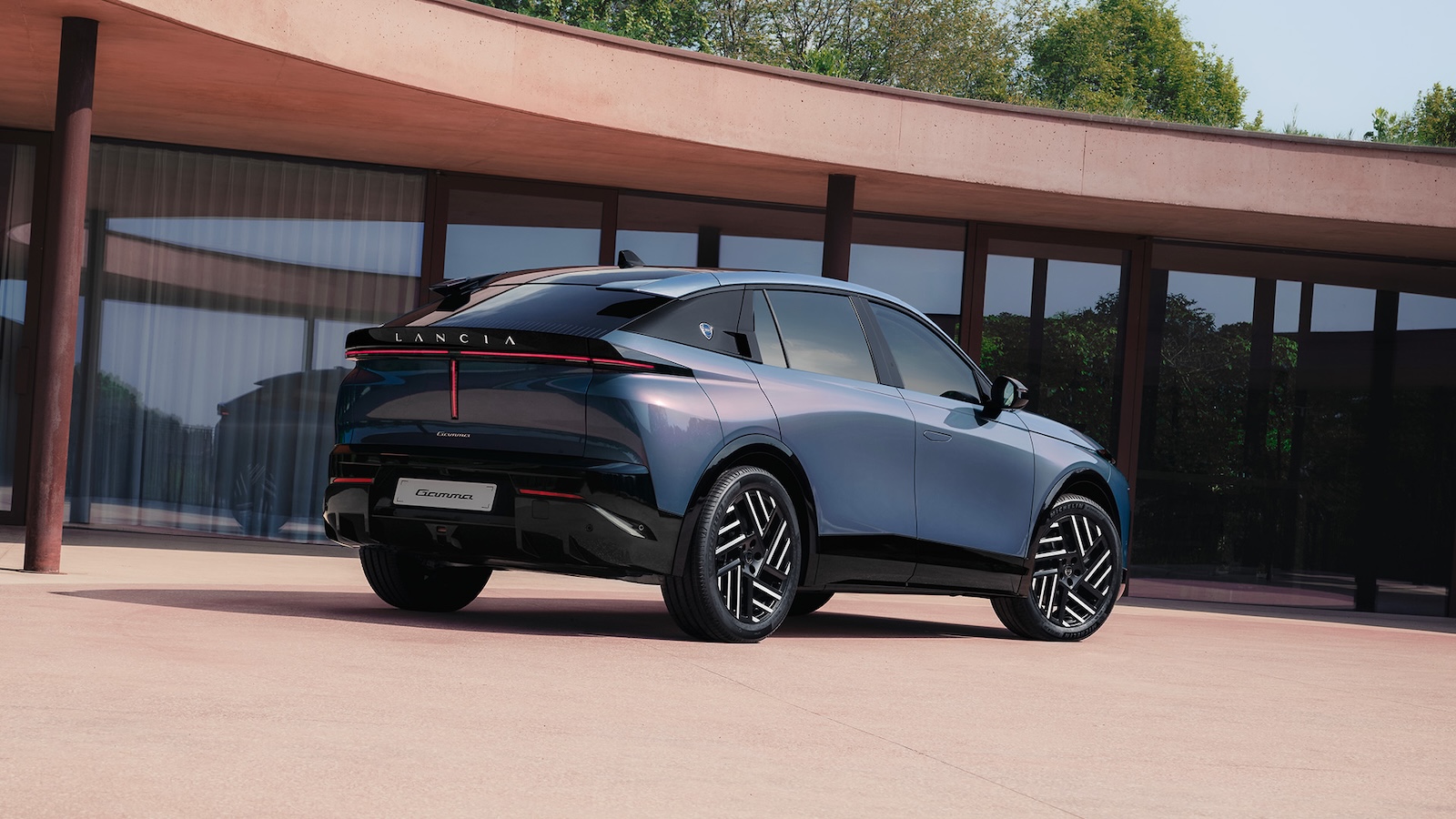 Σχεδιαστικά, υιοθετεί τη φιλοσοφία ενός crossover fastback, που θυμίζει το Peugeot 3008, αλλά διαφοροποιείται συνδυάζοντας τις κομψές, ρέουσες γραμμές με ένα δυναμικό, κεκλιμένο πίσω μέρος που της προσδίδει έντονη παρουσία στον δρόμο. Σχεδιαστικά, υιοθετεί τη φιλοσοφία ενός crossover fastback, που θυμίζει το Peugeot 3008, αλλά διαφοροποιείται συνδυάζοντας τις κομψές, ρέουσες γραμμές με ένα δυναμικό, κεκλιμένο πίσω μέρος που της προσδίδει έντονη παρουσία στον δρόμο.