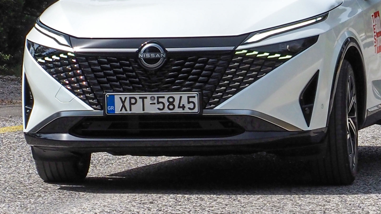Το Qashqai έχει μια αρκετά δυναμική και μοντέρνα εμφάνιση που δεν περνάει απαρατήρητη. Ξεχωρίζει η νέα μάσκα που έχει εμπνευστεί από… πανοπλία Ιάπωνα σαμουράι και καλύπτει σχεδόν όλο το φάρδος τ