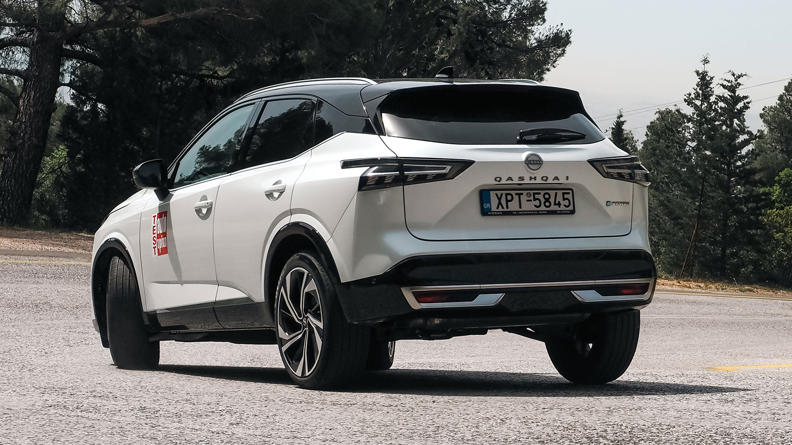 Το Qashqai εφοδιάζεται πολλαπλούς συνδέσμους στον πίσω άξονα στις εκδόσεις με 20άρες ζάντες και με ημιάκαμπτο στις υπόλοιπες, με το set-up να έχει προσαρμοστεί ώστε να διατηρεί την ισορροπία ανάμεσα σ