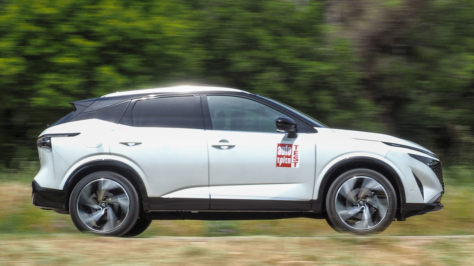Το ανανεωμένο Qashqai e-Power είναι πιο γρήγορο από τον αντικαταστάτη, καθώς ολοκληρώνει το 0-100 χλμ./ώρα σε 7,4 από 8,3 δλ. και τις ρεπρίζ 60-100 και 80-120 χλμ./ώρα σε 3,4 και 4,6 δλ., από 3,8 και 