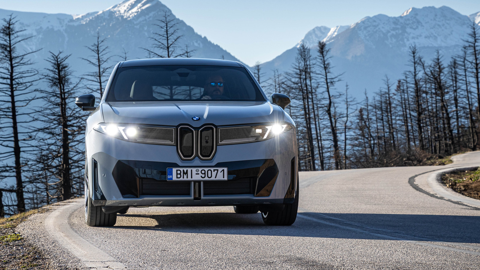 H νέα BMW iX3 στρίβει με ευκολία και αποτελεσματικότητα που θυμίζει ελαφρύτερο και χαμηλότερο σπορ αυτοκίνητο. 