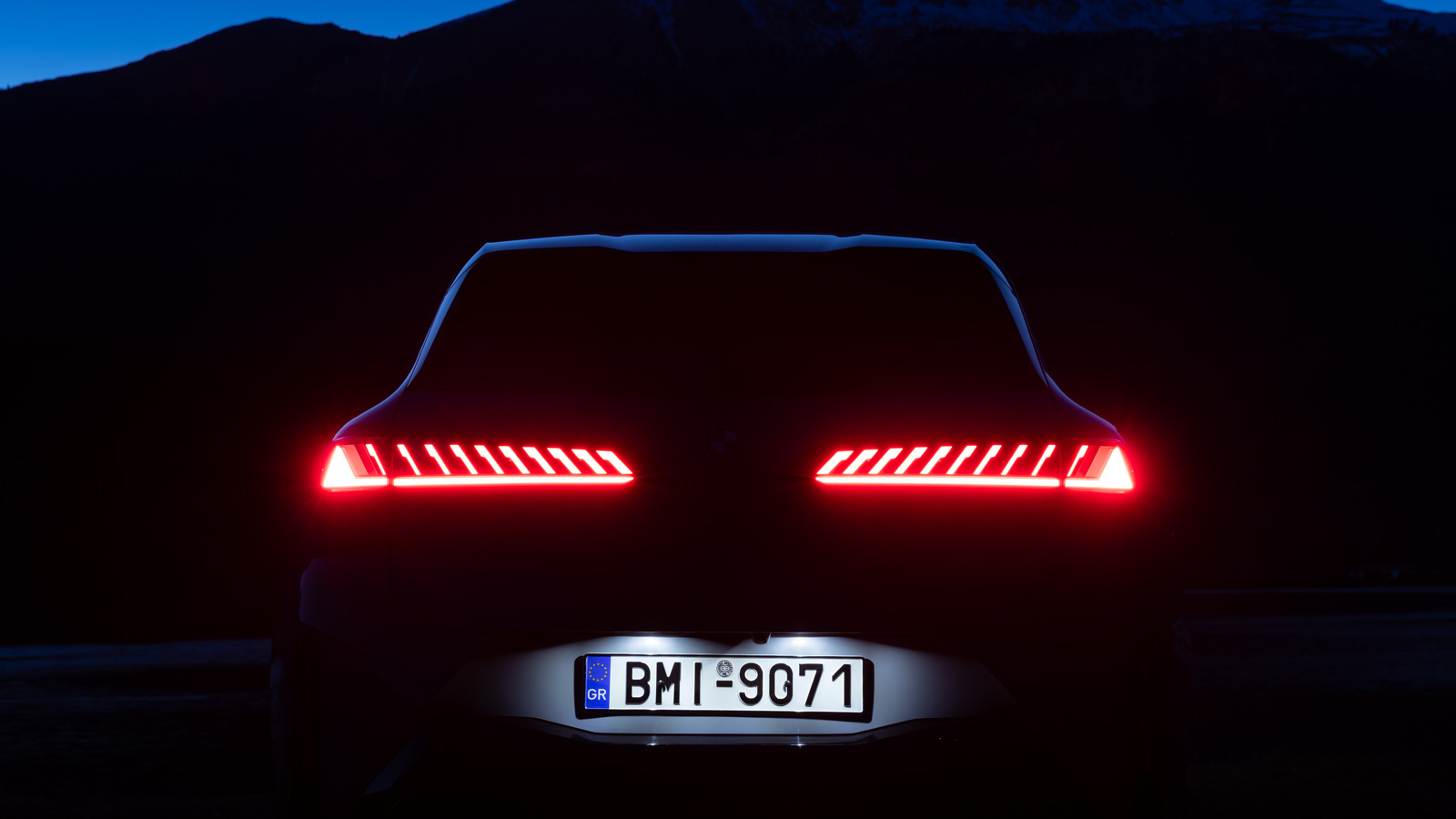Το επιβλητικό σύνολο της BMW iX3 ξεχωρίζει για το δυναμισμό, αλλά κυρίως για την έμφαση στην αεροδυναμική: Ο συντελεστής οπισθέλκουσας Cd 0,24 είναι πραγματικά σπουδαίο επίτευγμα για ένα μεσαίο SUV με μήκος 4,782 μ..