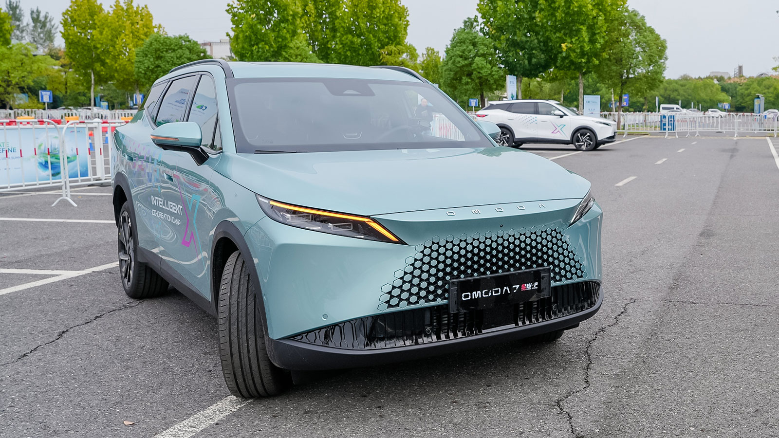 Το Omoda 7 θα φέρει και μια πληθώρα συστημάτων ADAS, ανάμεσα τους και το (APA), το οποίο αναλαμβάνει πλήρως τη διαδικασία του παρκαρίσματος, σύστημα που είδαμε σε live επίδειξη.