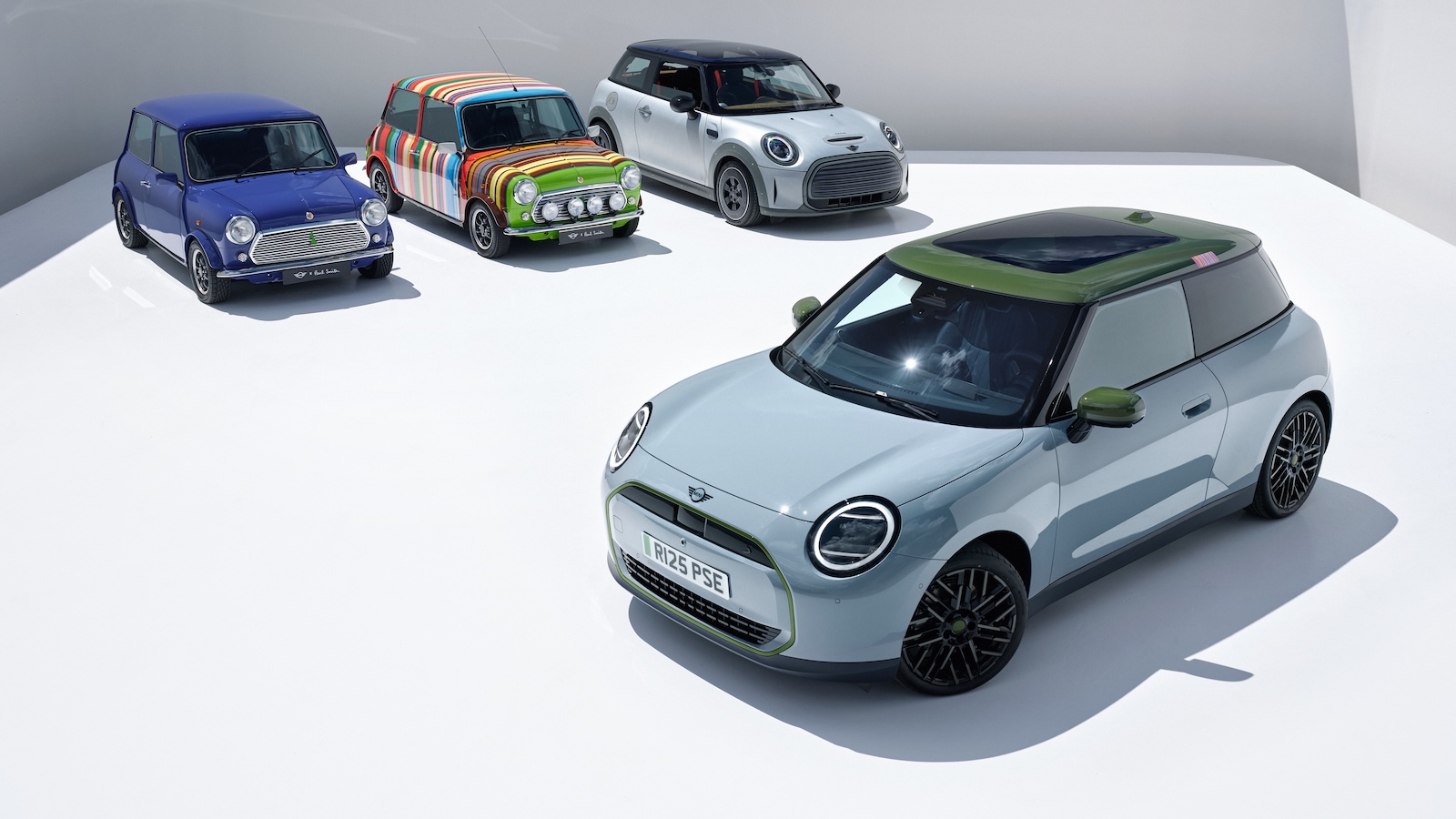 Το 1998 ο σχεδιαστής υπέγραψε το πρώτο Mini Paul Smith Edition, το 1999 δημιούργησε το εμβληματικό Mini με 86 ρίγες σε 26 χρώματα, το 2021 παρουσίασε τo MINI STRIP – μια minimal εκδοχή που τόνιζε τη βιωσιμότητα και τη λειτουργικότητα.