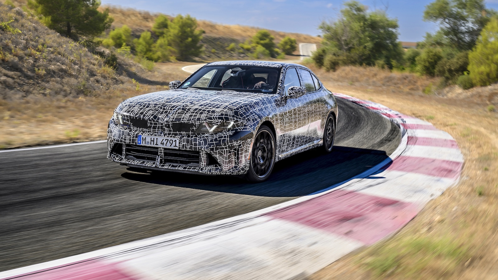 Κάτω από το καπό της M350 βρίσκεται ο γνωστός turbo εξακύλινδρος σε σειρά κινητήρας 3,0 λίτρων, ο οποίος πλέον αποδίδει 450 άλογα και 580 Nm ροπής. Κάτω από το καπό της M350 βρίσκεται ο γνωστός turbo εξακύλινδρος σε σειρά κινητήρας 3,0 λίτρων, ο οποίος πλέον αποδίδει 450 άλογα και 580 Nm ροπής.